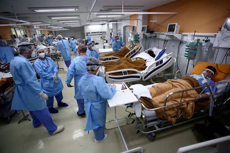 FOTO DE ARCHIVO: Trabajadores médicos atienden a los pacientes en la sala de urgencias del hospital Nossa Senhora da Conceicao que está saturado por el brote de coronavirus, en Porto Alegre, Brasil. 11 de marzo de 2021.  REUTERS/Diego Vara