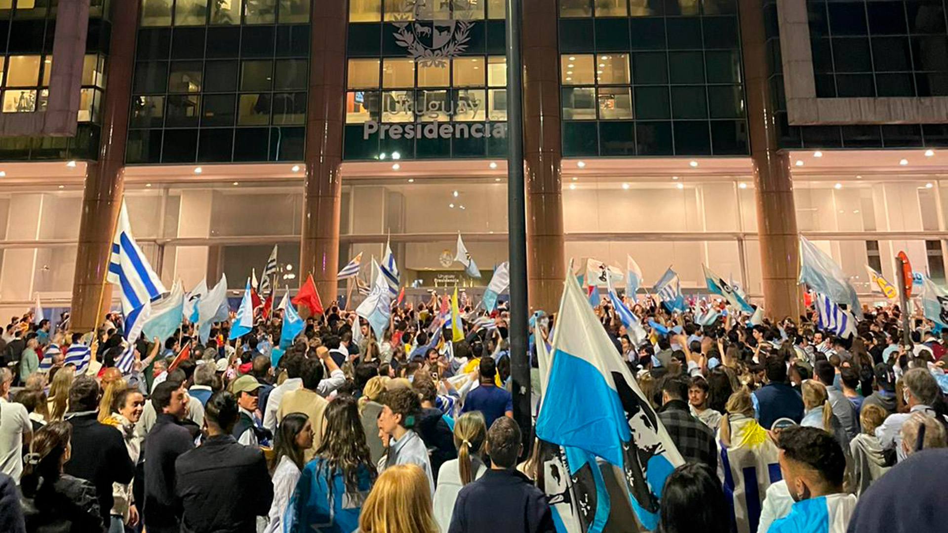 Los militantes del "No" se reunieron frente a la Torre Ejecutiva en Plaza Independencia, la plaza más importante de Montevideo, para esperar los resultados y festejar la victoria