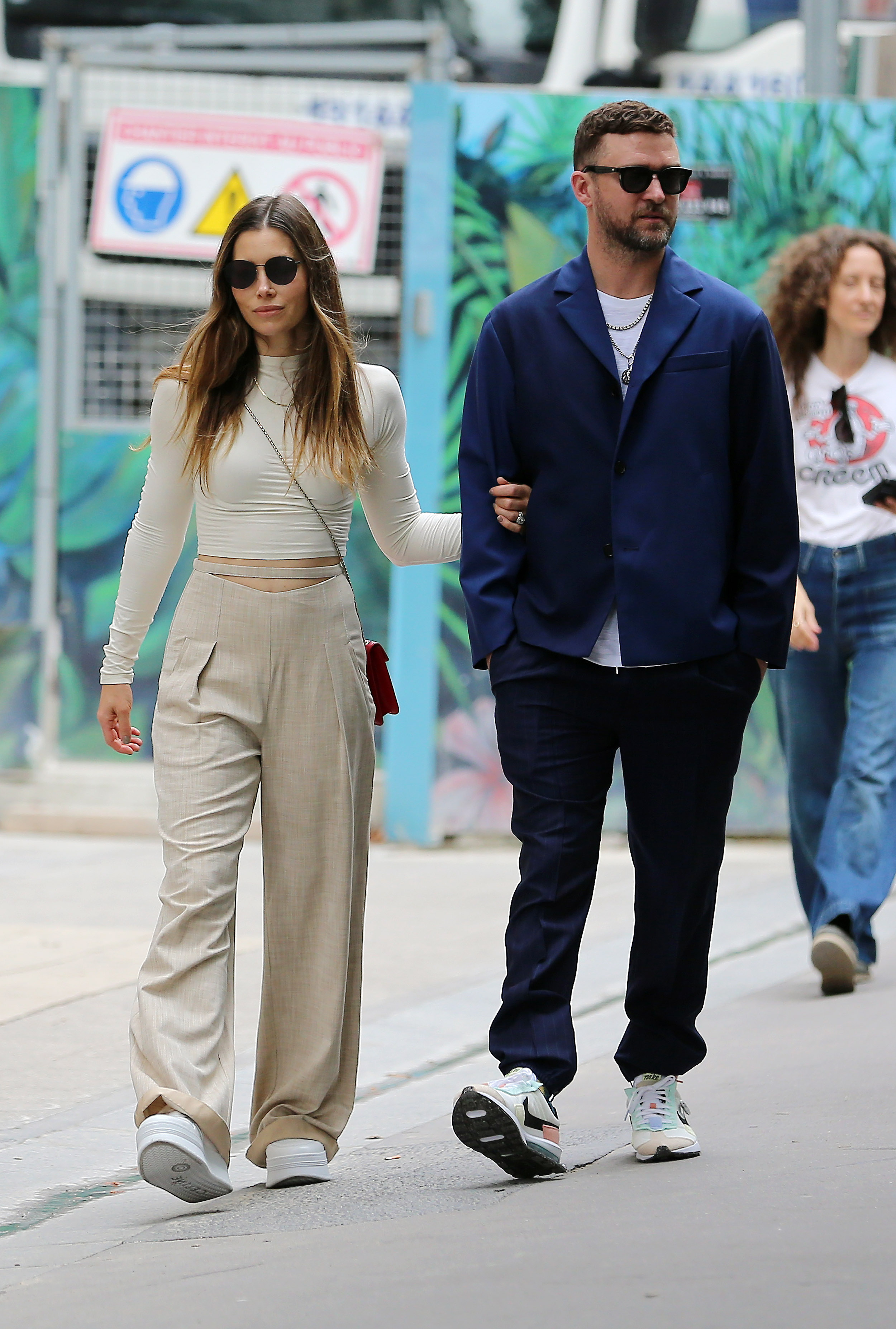 Justin Timberlake y Jessica Biel viajaron a París para asistir a la Semana de la Moda y marcaron tendencia con sus looks. Él vistió un pantalón negro, remera blanca y saco azul, mientras que ella optó por los colores más sobrios: un conjunto de pantalón y polera