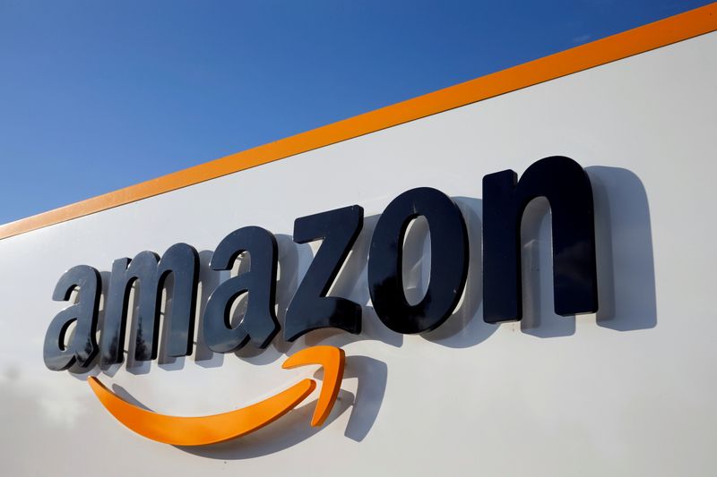 FOTO DE ARCHIVO: El logo de Amazon en el centro logístico de la compañía en Boves, Francia, 8 de agosto de 2018. REUTERS/Pascal Rossignol