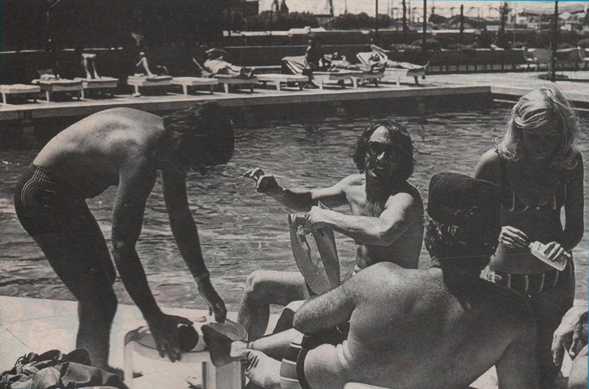 Fittipaldi (izq.) y Stewart (der.) en la pileta del Hotel Sheraton de Buenos Aires en 1973. Ambos siempre tuvieron una buena relación (Archivo CORSA).