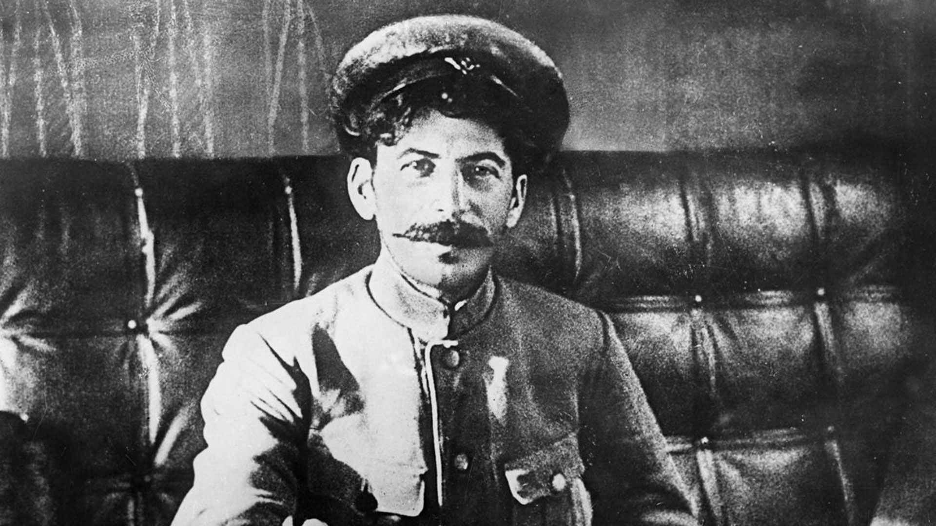 El joven Stalin. Tiempo de escribir versos en los que daba felicidad a la patria.