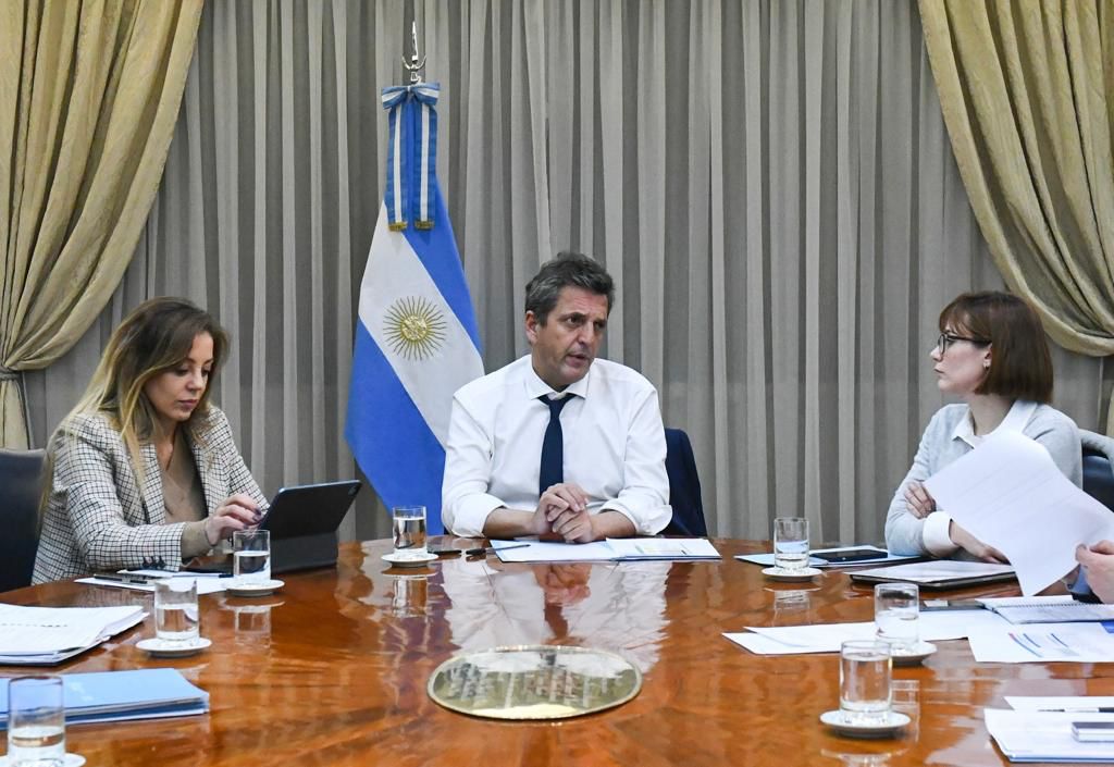 Sergio Massa, junto a la secretaría de Energía, Flavia Royón, y la de Minería, Fernanda Ávila (derecha de la foto).