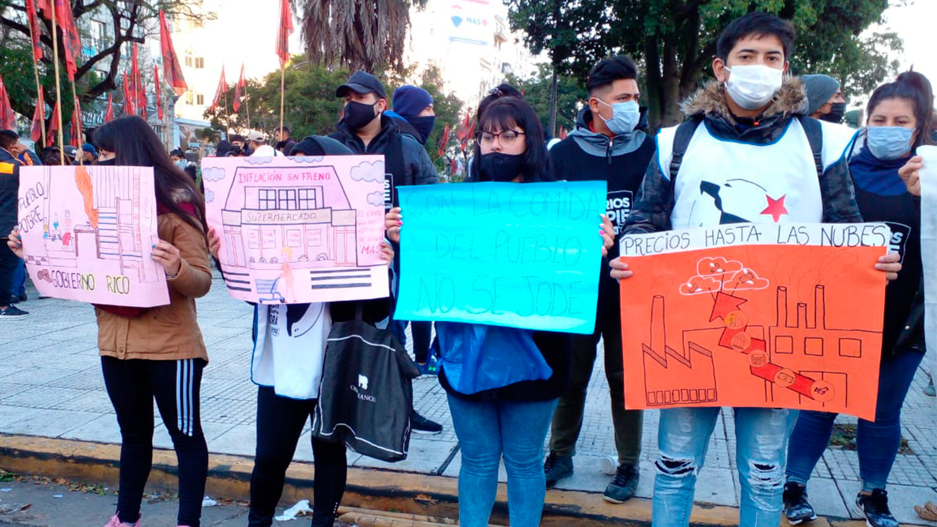 Marcha de organizaciones sociales en el centro porteño. (@mily_veraa)