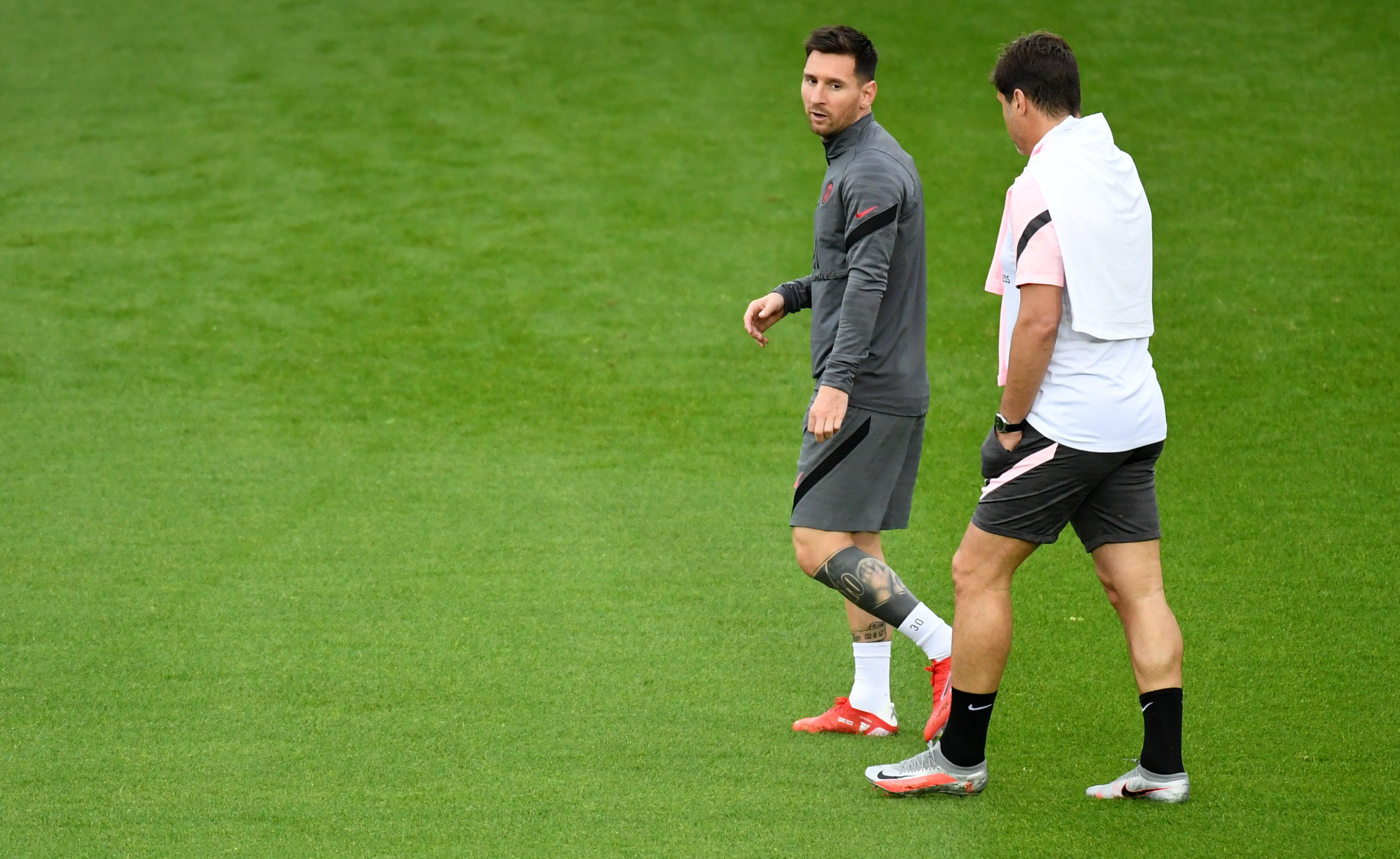 Lionel Messi con Mauricio Pochettino durante el entrenamiento del PSG. Foto: REUTERS/Piroschka Van De Wouw