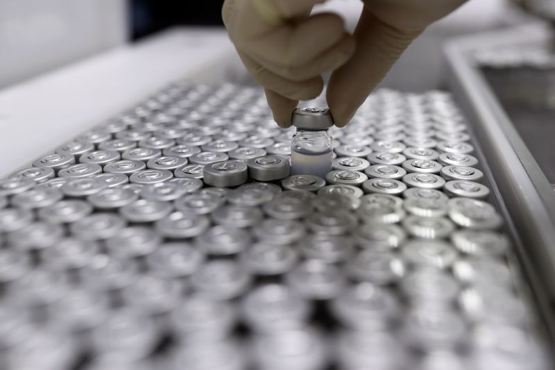 Un empleado con un vial que contiene la vacuna de Sinovac contra el COVID-19 en el centro de producción del instituto Butantan en Sao Paulo (REUTERS/Amanda Perobelli)