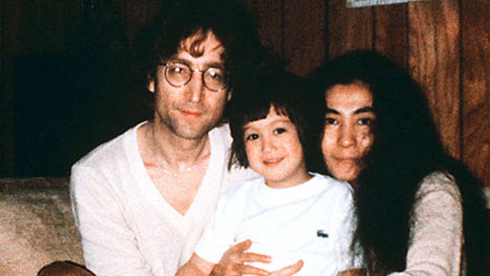 La distancia entre John y Julian se acrecentó con el nacimiento de Sean, el hijo que tuvo con Yoko Ono