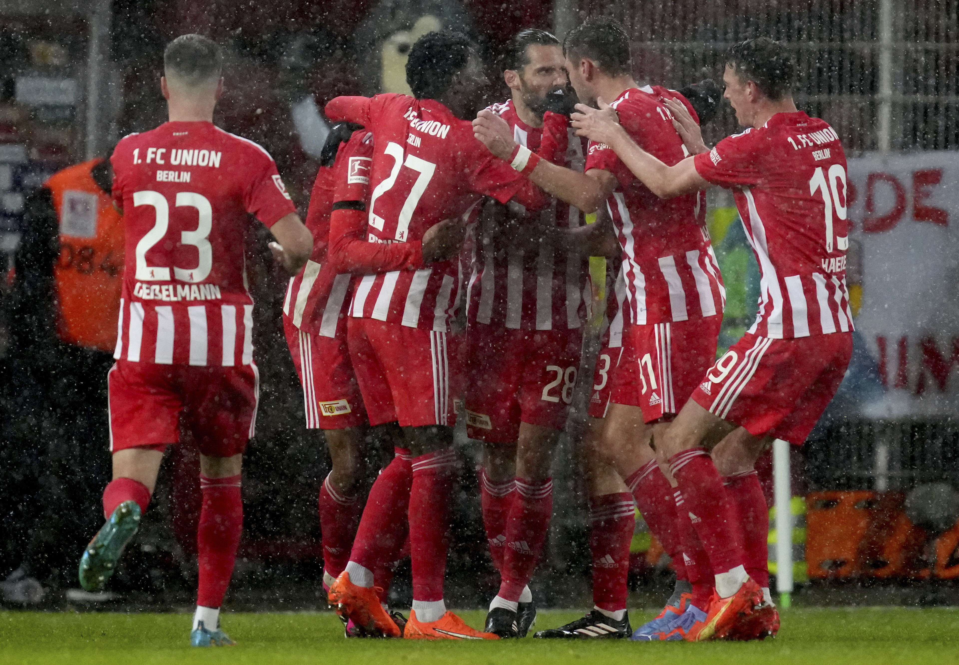 Los jugadores del Unión de Berlín celebran el primer gol de su equipo en el encuentro ante el Hoffenheim en la Bundesliga el sábado 21 de enero del 2023. (AP Foto/Michael Sohn)