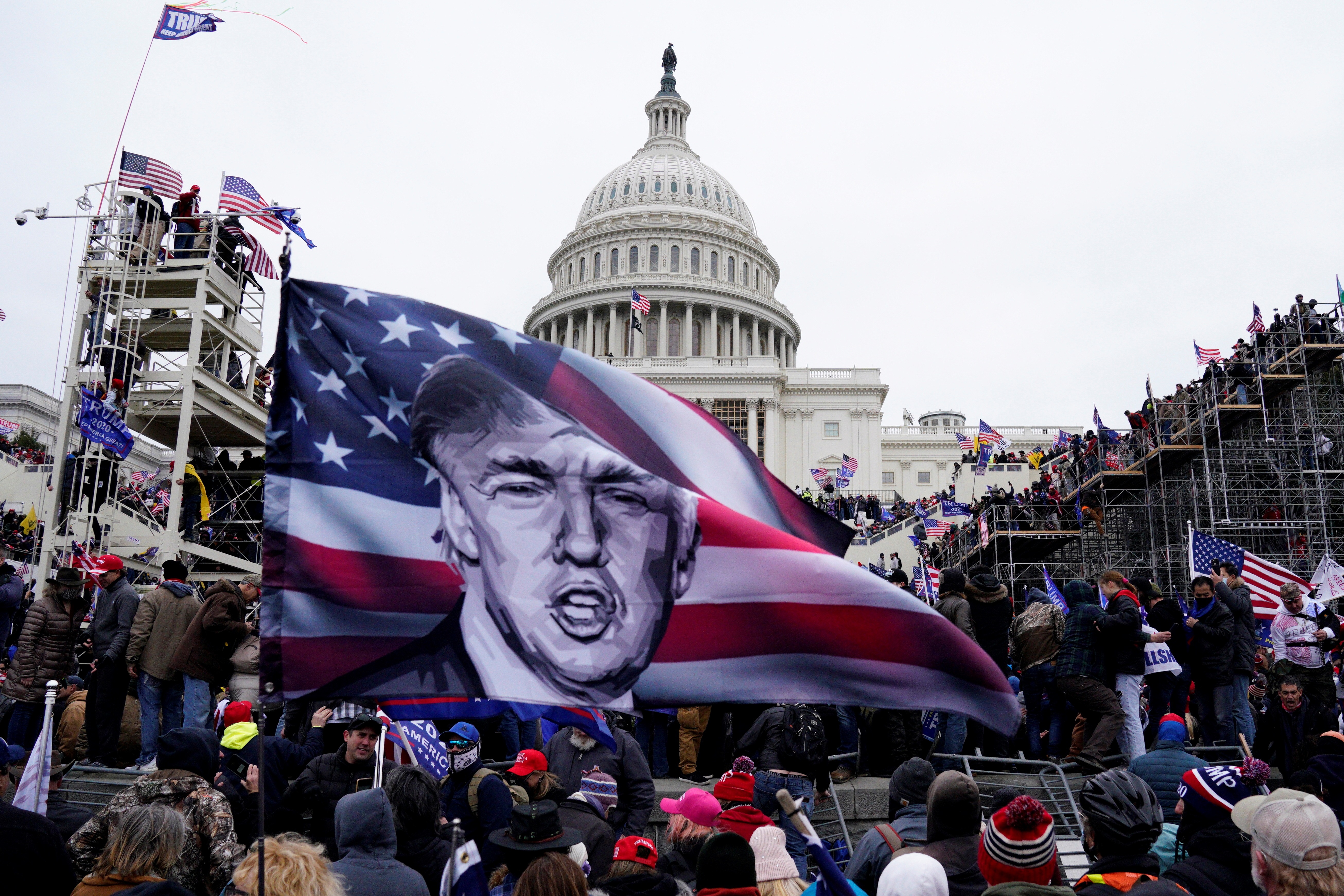 Manifestantes pro-Trump asaltan los terrenos del Capitolio en Washington, DC, Estados Unidos, el 6 de enero de 2021 (EFE/EPA/WILL OLIVER/Archivo)
