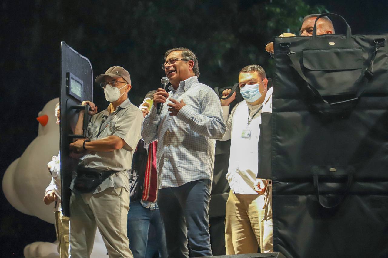 Gustavo Petro lanzó la advertencia desde su evento de cierre de campaña en Barranquilla.