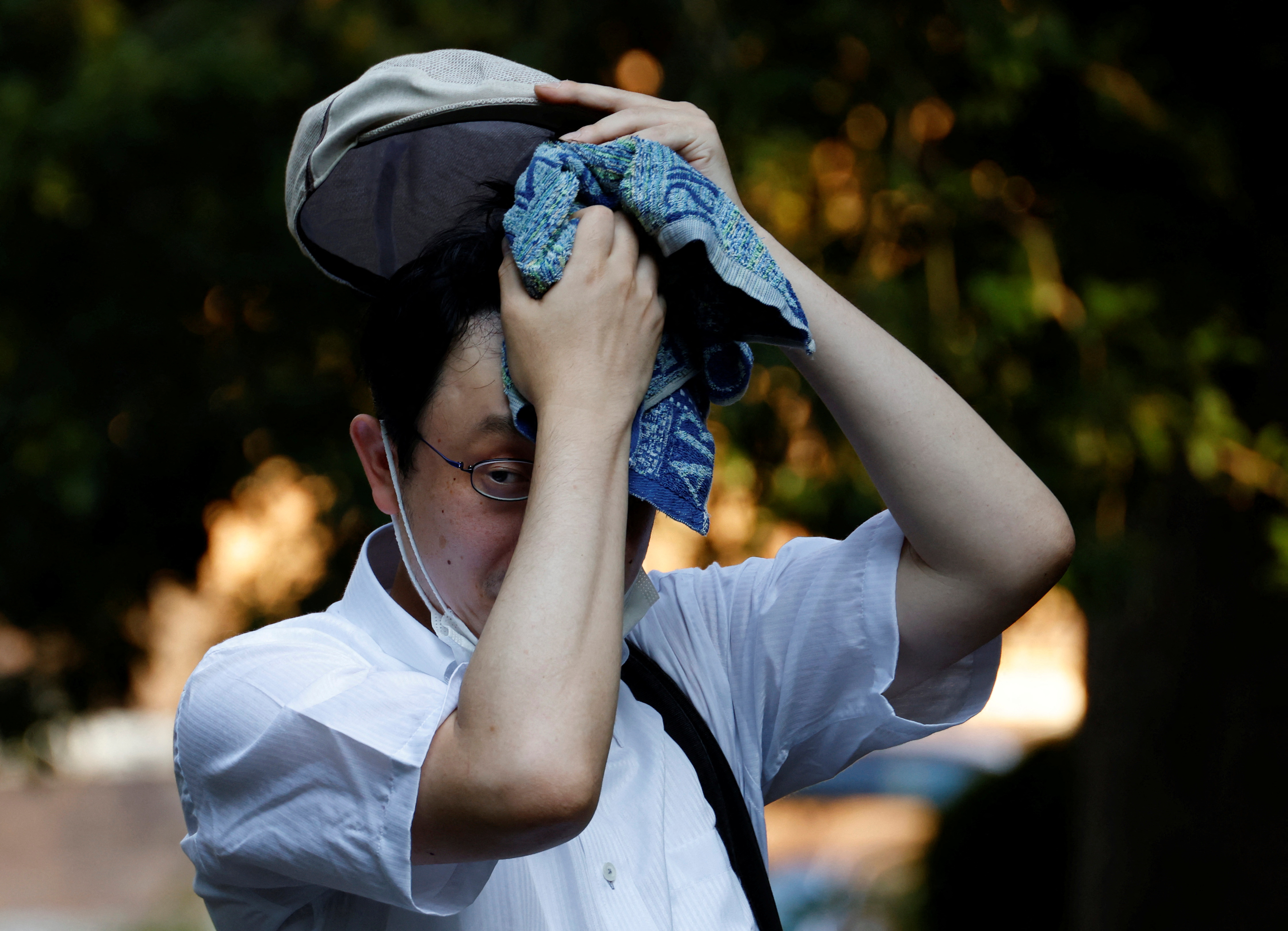 Un hombre se seca el sudor con una toalla en un parque de Tokio, Japón, el 30 de junio de 2022. REUTERS/Kim Kyung-Hoon