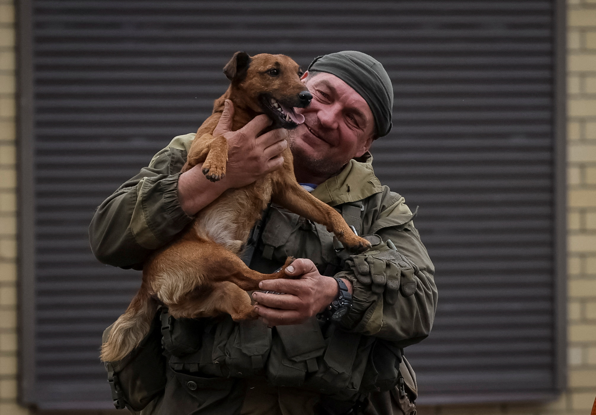 Un militar ucraniano acaricia a un perro en la ciudad de Zolochiv (REUTERS/Gleb Garanich)