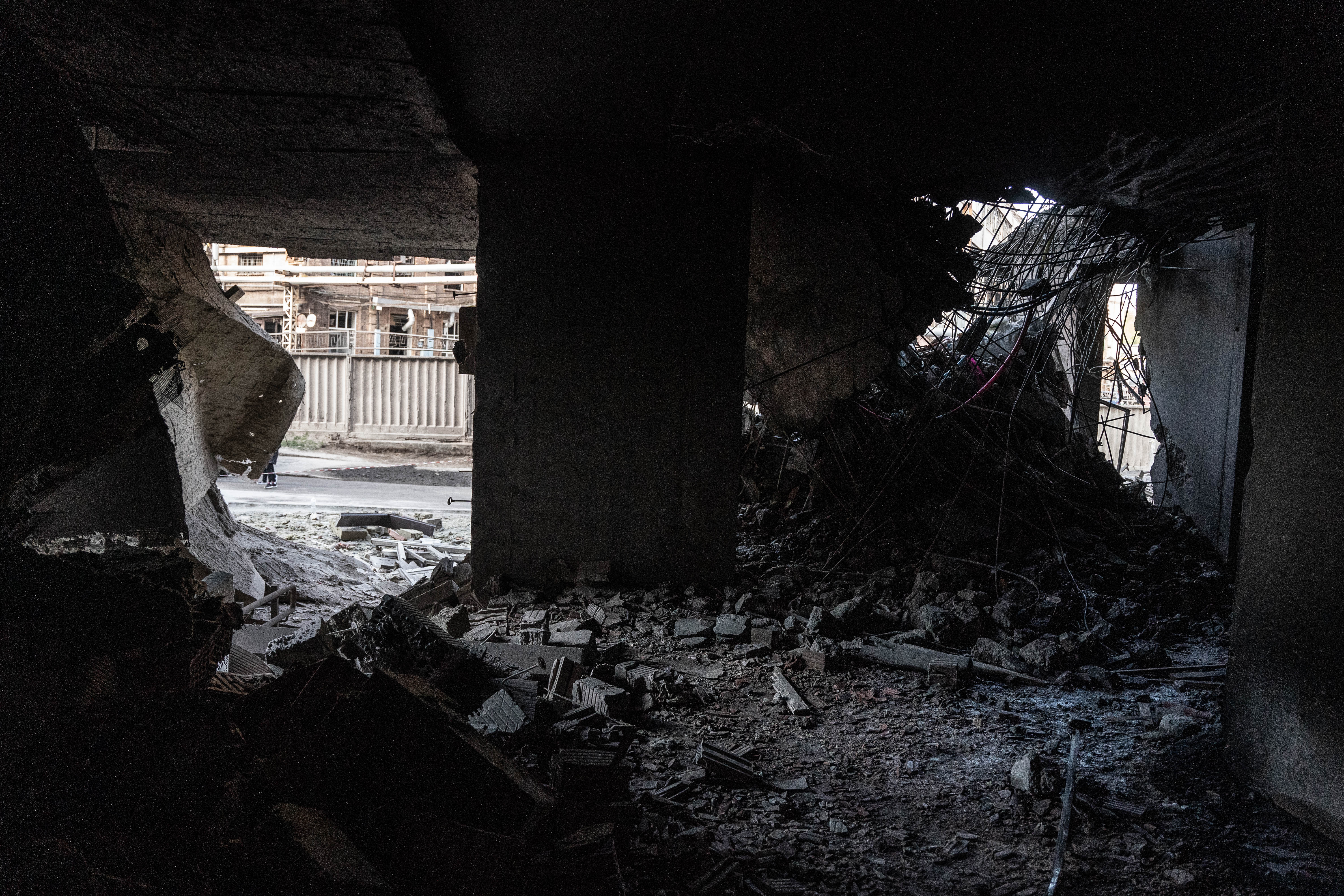 El interior del edificio a primeras horas del viernes, luego de que fuera alcanzado por un misil.