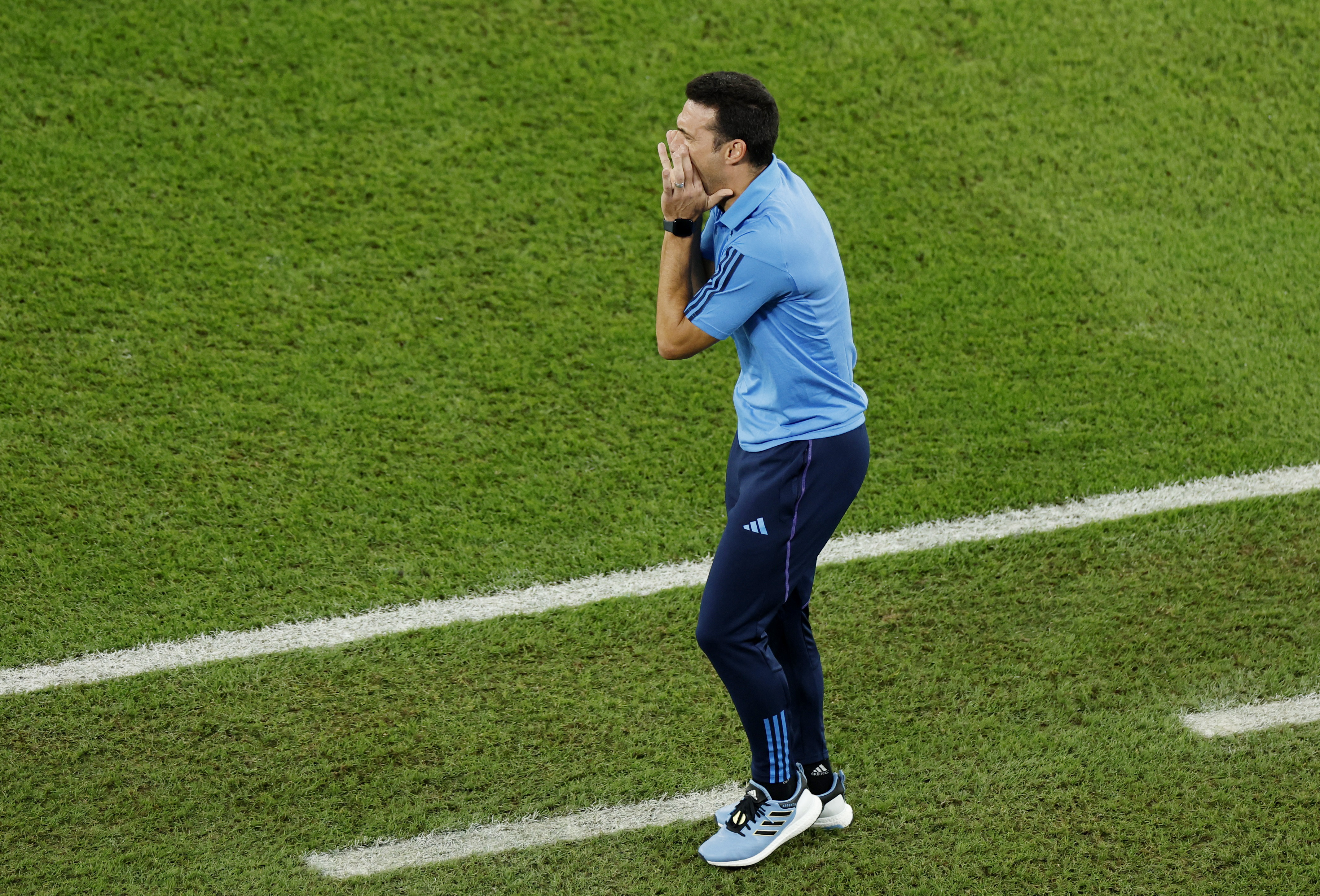 La reacción de Lionel Scaloni en pleno partido ante Polonia. Argentina ganó 2-0 con mucha autoridad (REUTERS/Issei Kato)