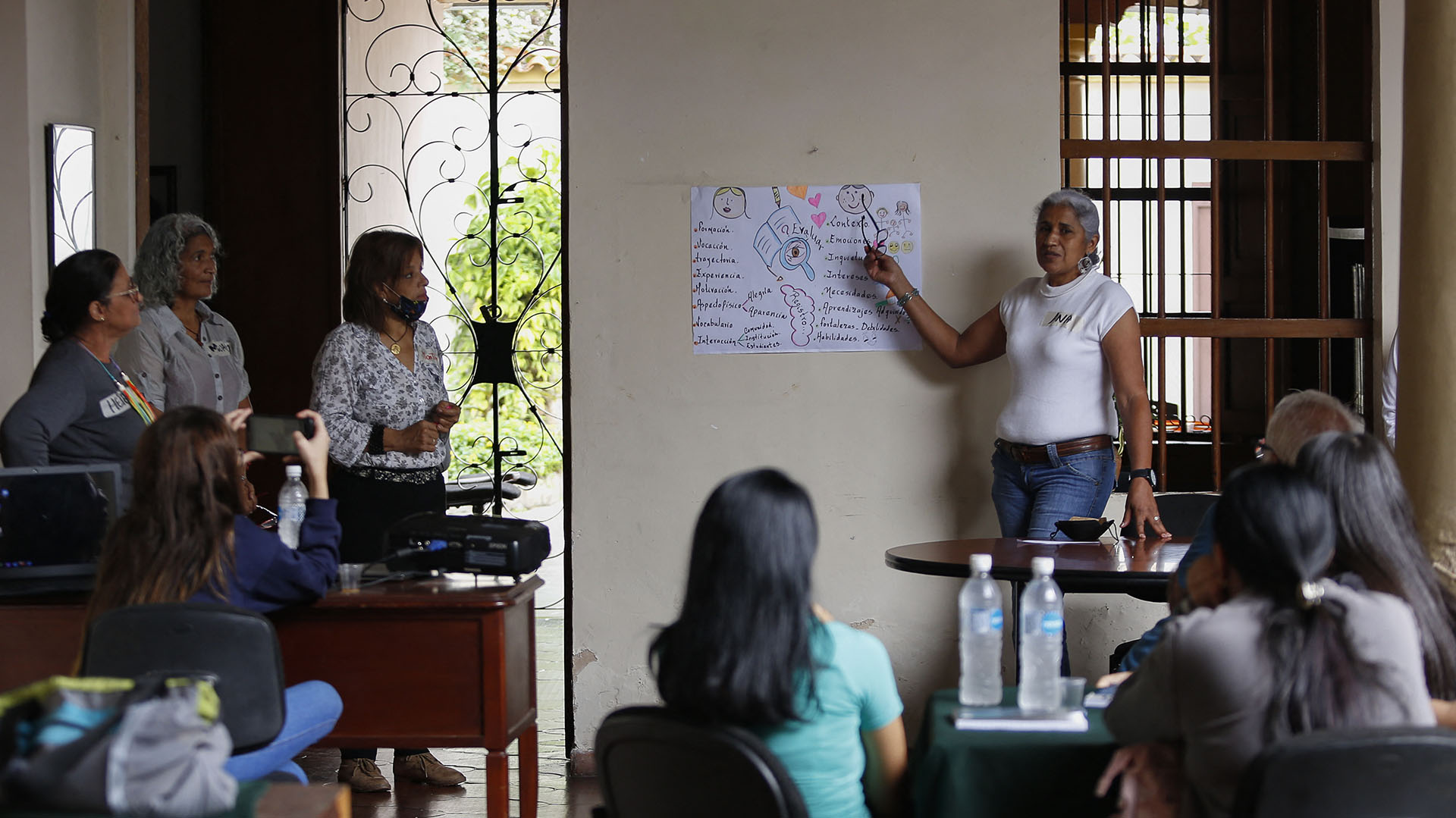 Profesores hacen una presentación durante una reunión con investigadores en Montalbán, Estado de Carabobo, Venezuela, el 9 de julio de 2022. (Foto de Pedro Rances Mattey / AFP)