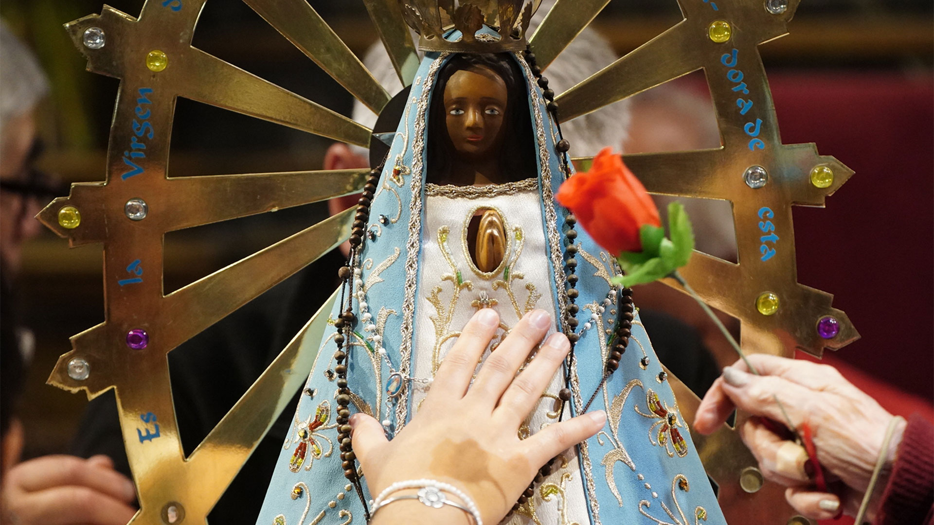 Primer plano de la imagen de la Virgen de Luján, la destinataria de las peticiones y agradecimientos de los peregrinos 