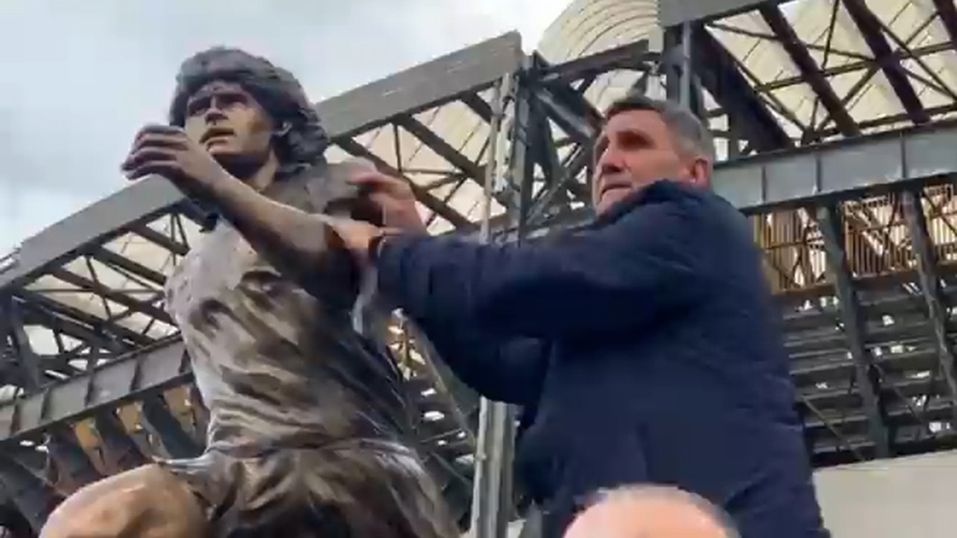 Giordano junto a la estatua de Maradona en el San Paolo (@brunogiordano.9)