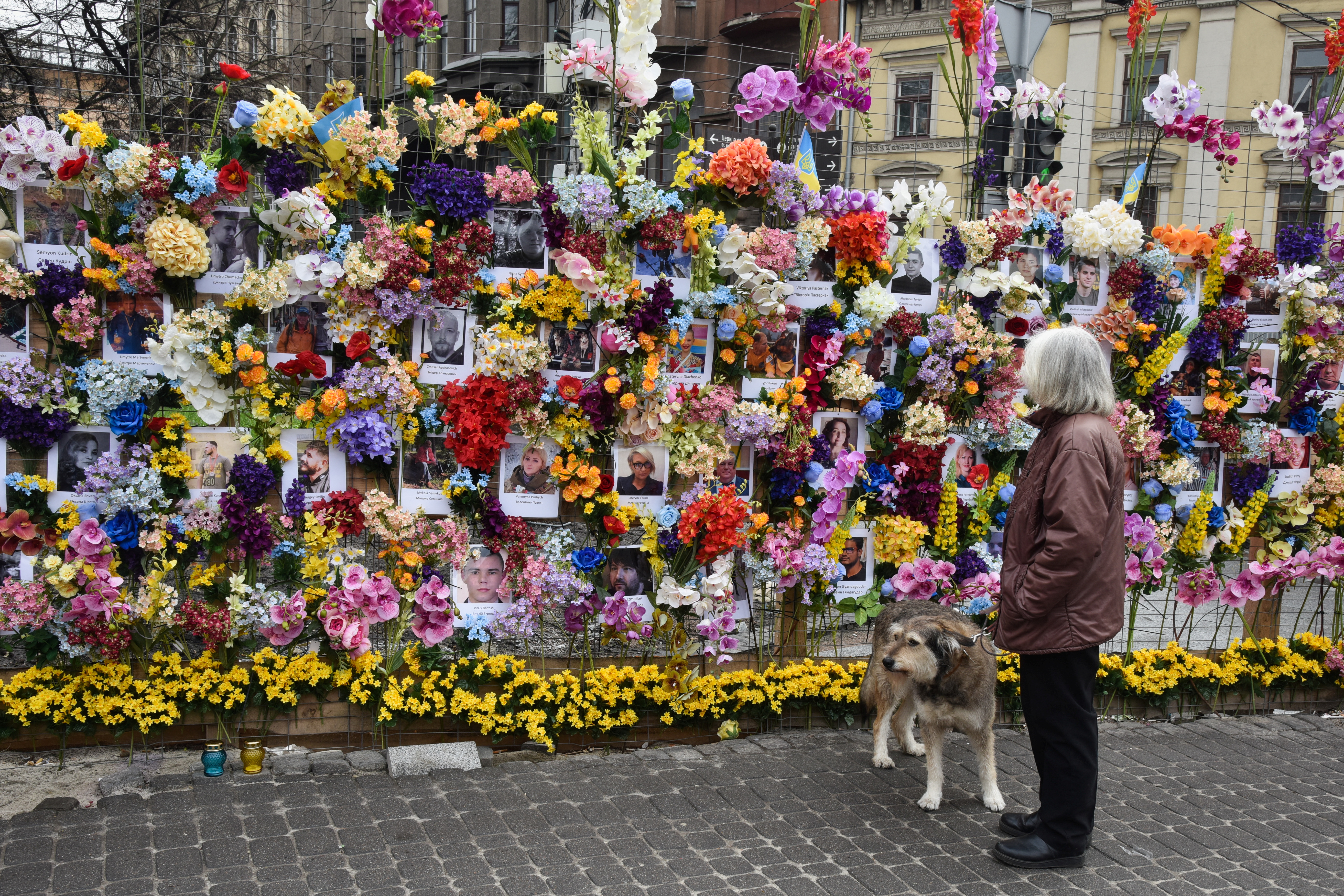 Un memorial en Lviv a las víctimas d ela guerra (REUTERS/Pavlo Palamarchuk)