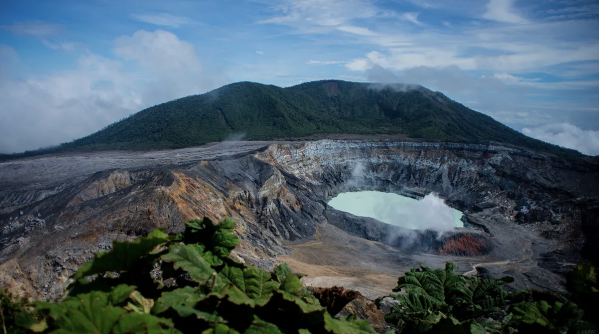 El volcán de Costa Rica que funciona como laboratorio natural para comprender si Marte pudo albergar vida