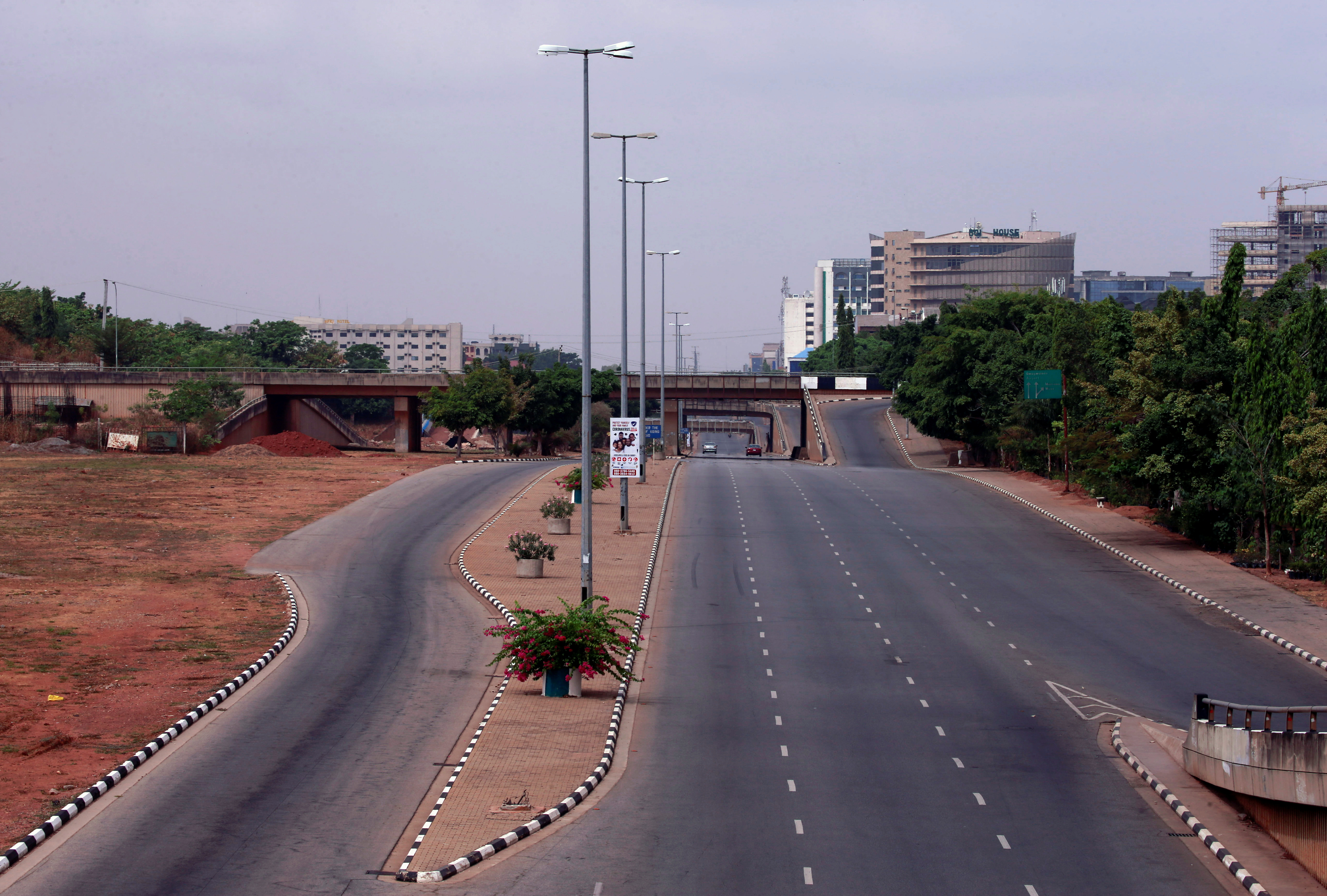 Calles vacías, postales que se repiten a lo largo y ancho del mundo por el COVID-19, inclusive en los países más poblados del mundo, en este caso en Abuja, Nigeria (REUTERS/Afolabi Sotunde)