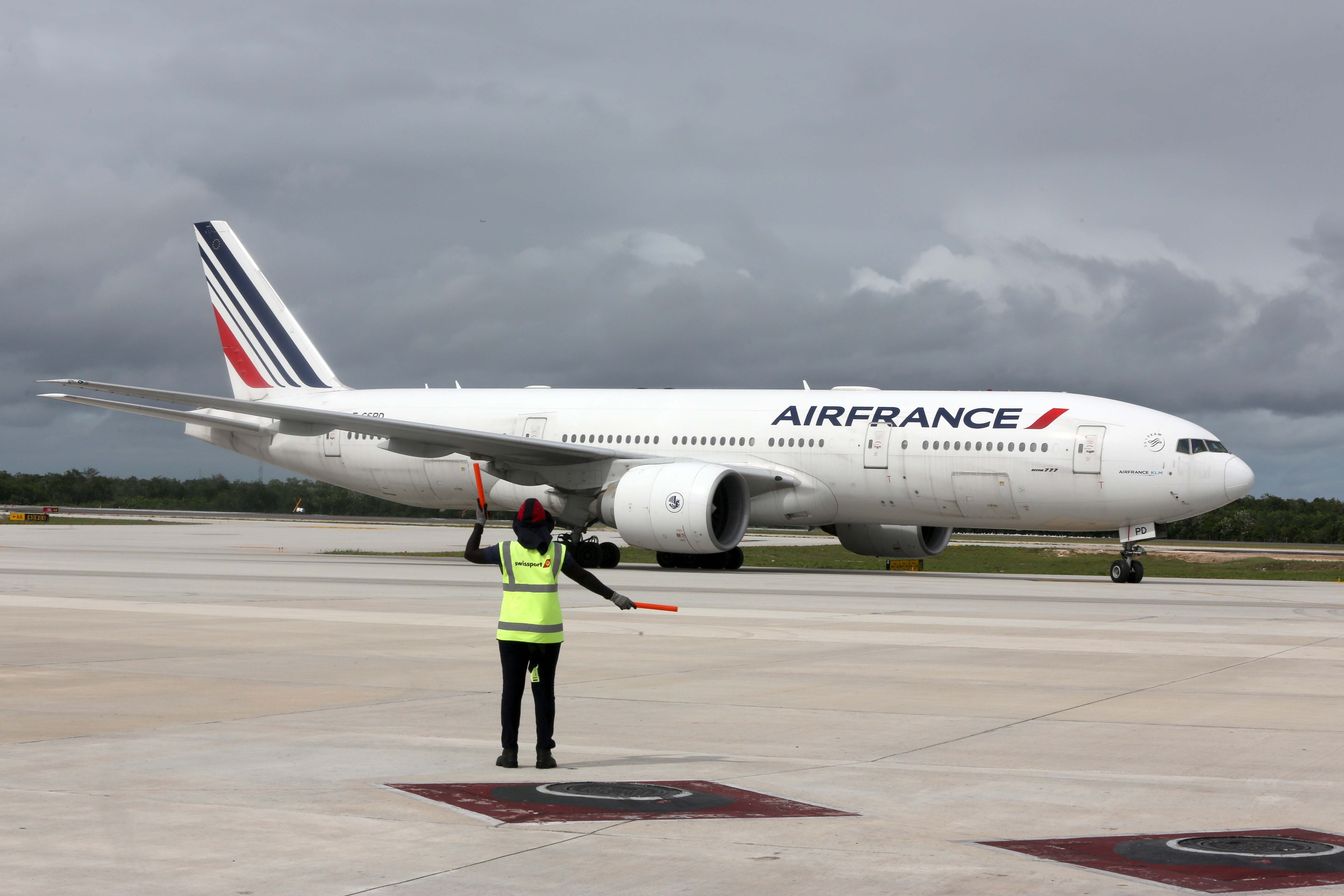 El momento en que fallan los controles de un avión a punto de aterrizar en  París y qué hicieron los pilotos para evitar una tragedia - Infobae