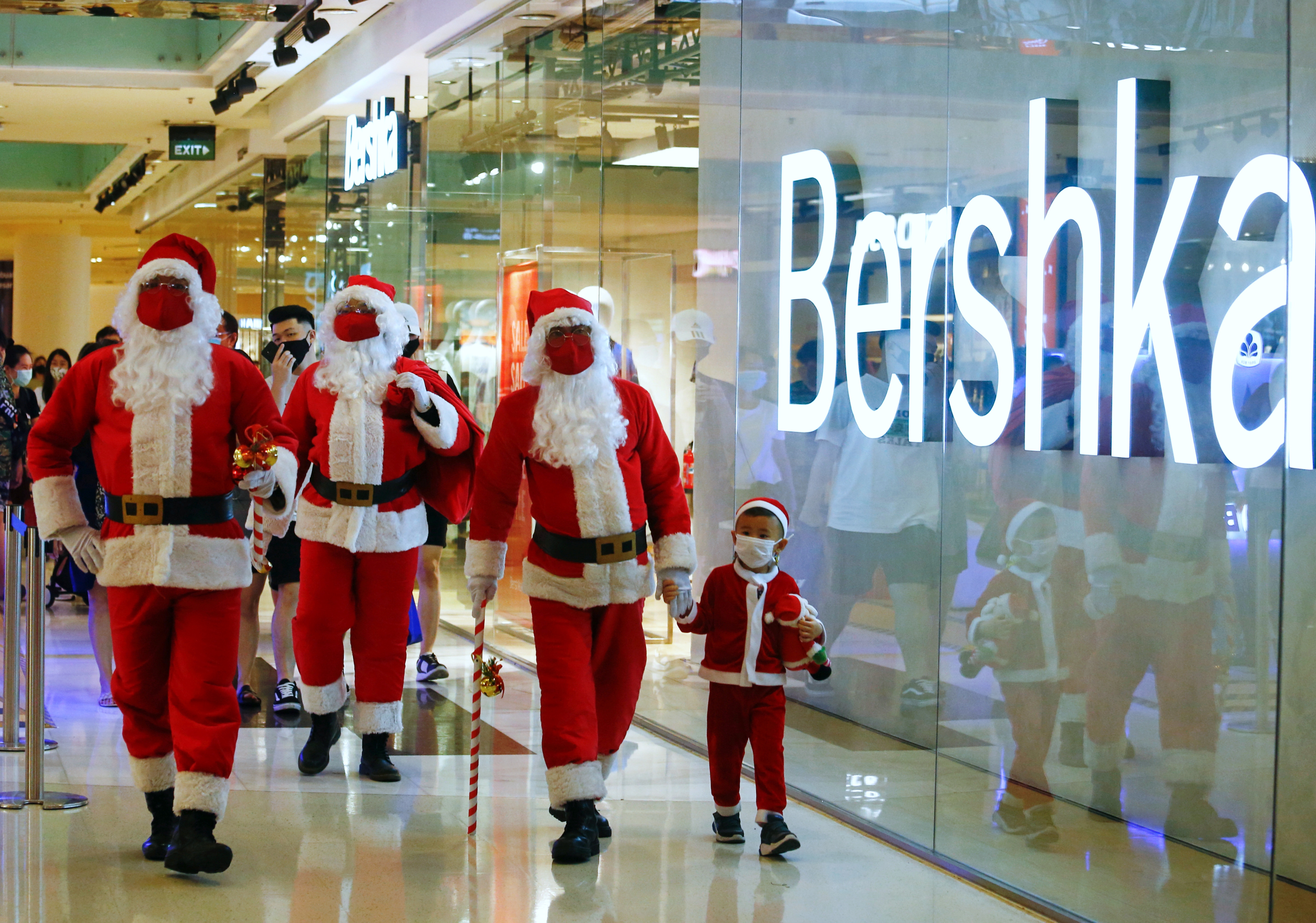 Personas vestidas con trajes de Papá Noel caminan en un centro comercial en Yakarta, Indonesia (REUTERS/Ajeng Dinar Ulfiana)