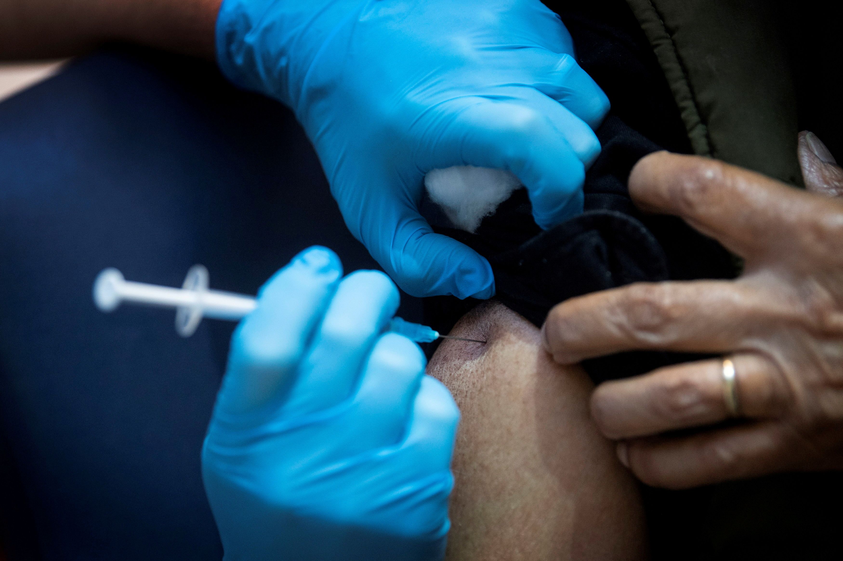 Aquellos que participen en el ensayo de enero recibirán una inyección de la vacuna AstraZeneca y una de la inyección de Pfizer. También se incluirá una vacuna de la firma estadounidense de biotecnología Moderna si obtiene la aprobación (REUTERS)