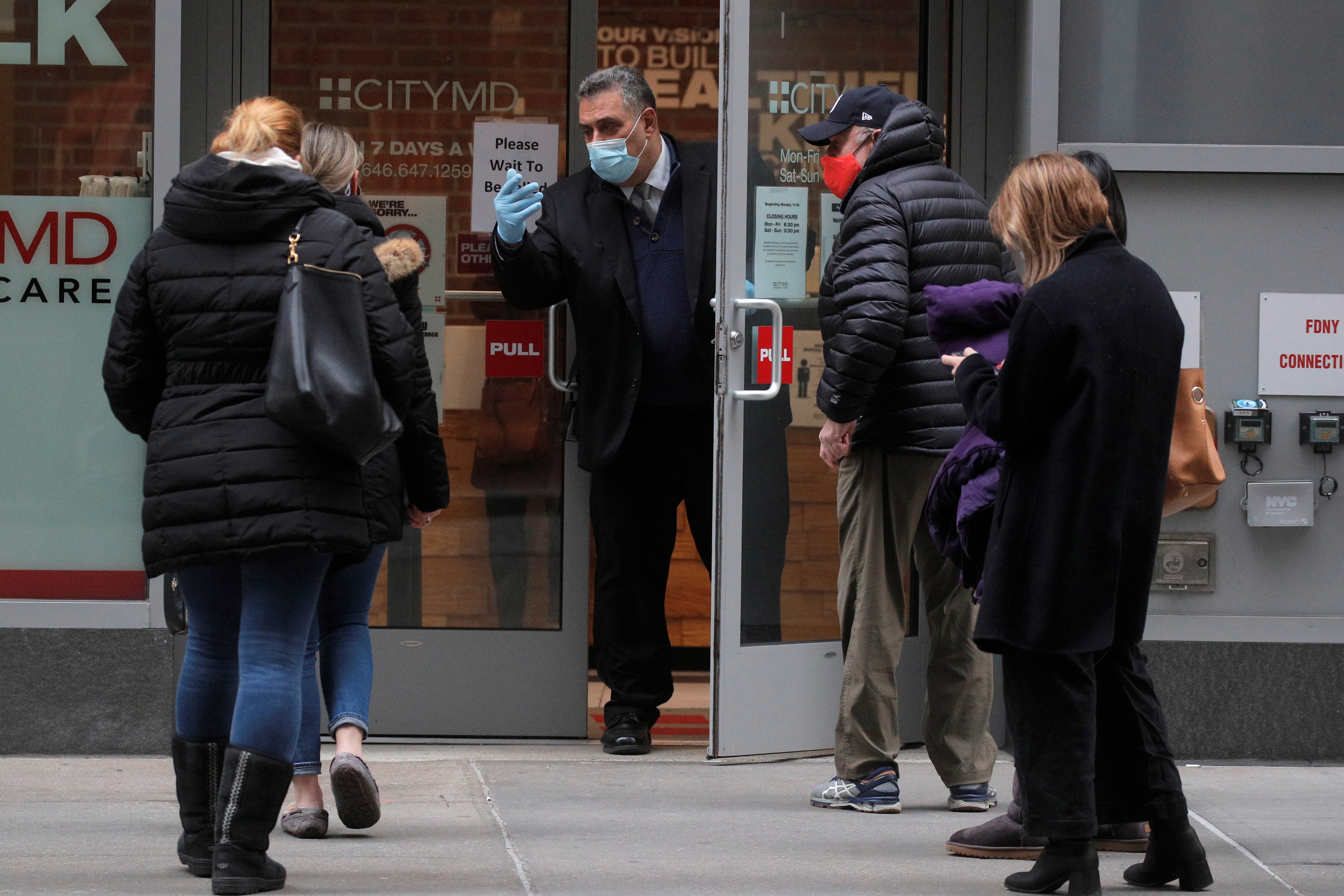 Personas hacen cola en Nueva York para ingresar a una farmacia debido a la limitación de espacio y el peligro de contagios - REUTERS/Brendan McDermid