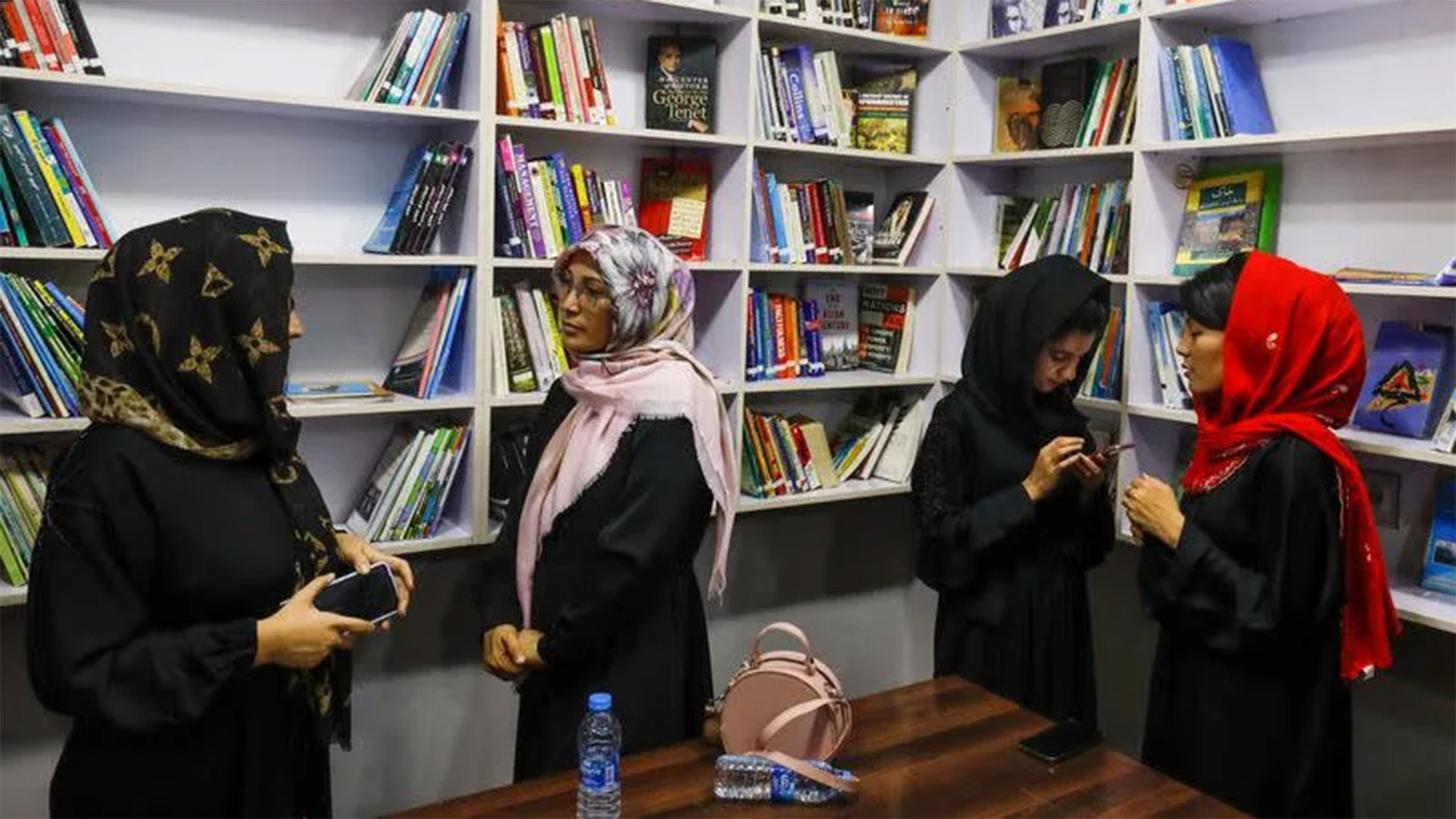 Aunque los talibanes habían anunciado que las escuelas secundarias de mujeres volverían a abrir, en marzo dieron marcha atrás con la decisión.