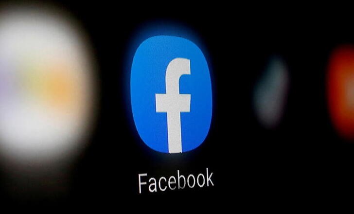 El logo de Facebook en un smartphone (REUTERS/Dado Ruvic)