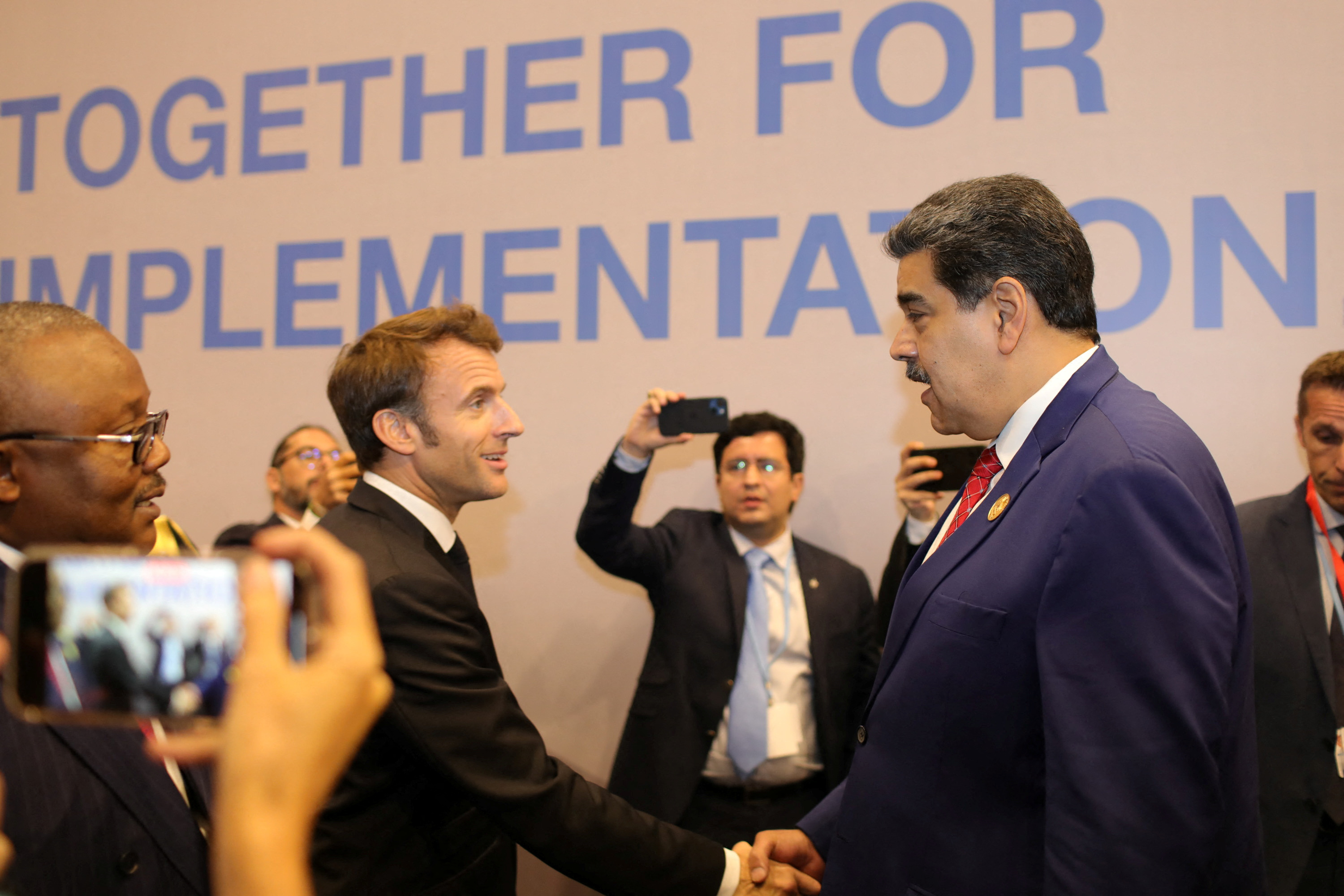 Greetings between Emmanuel Macron and Nicolas Maduro in the framework of COP27 (Miraflores Palace/Manual via REUTERS)