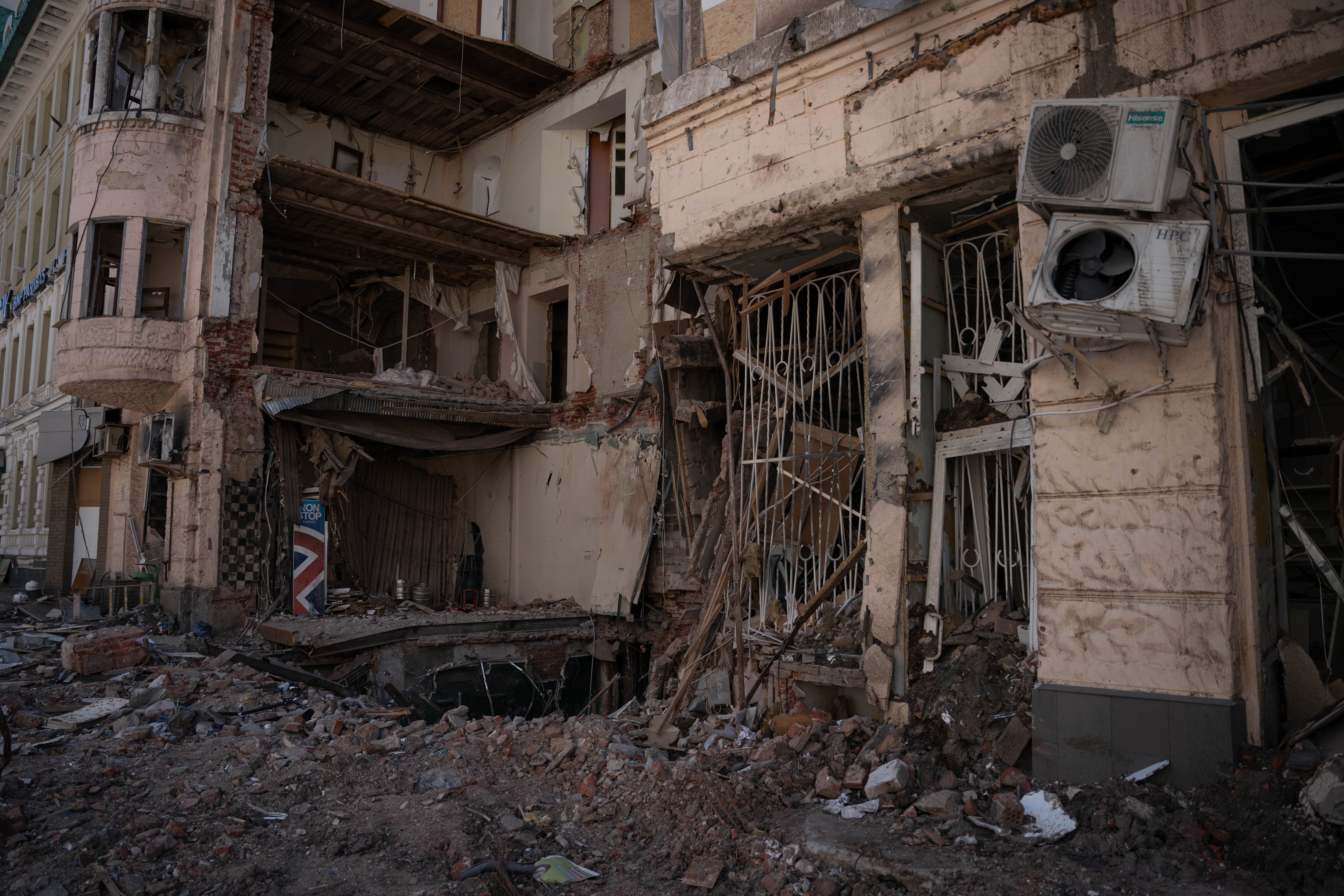 Un edificio de Kharkiv destruido por un misil ruso caído hace dos semanas. (Foto: Franco Fafasuli)