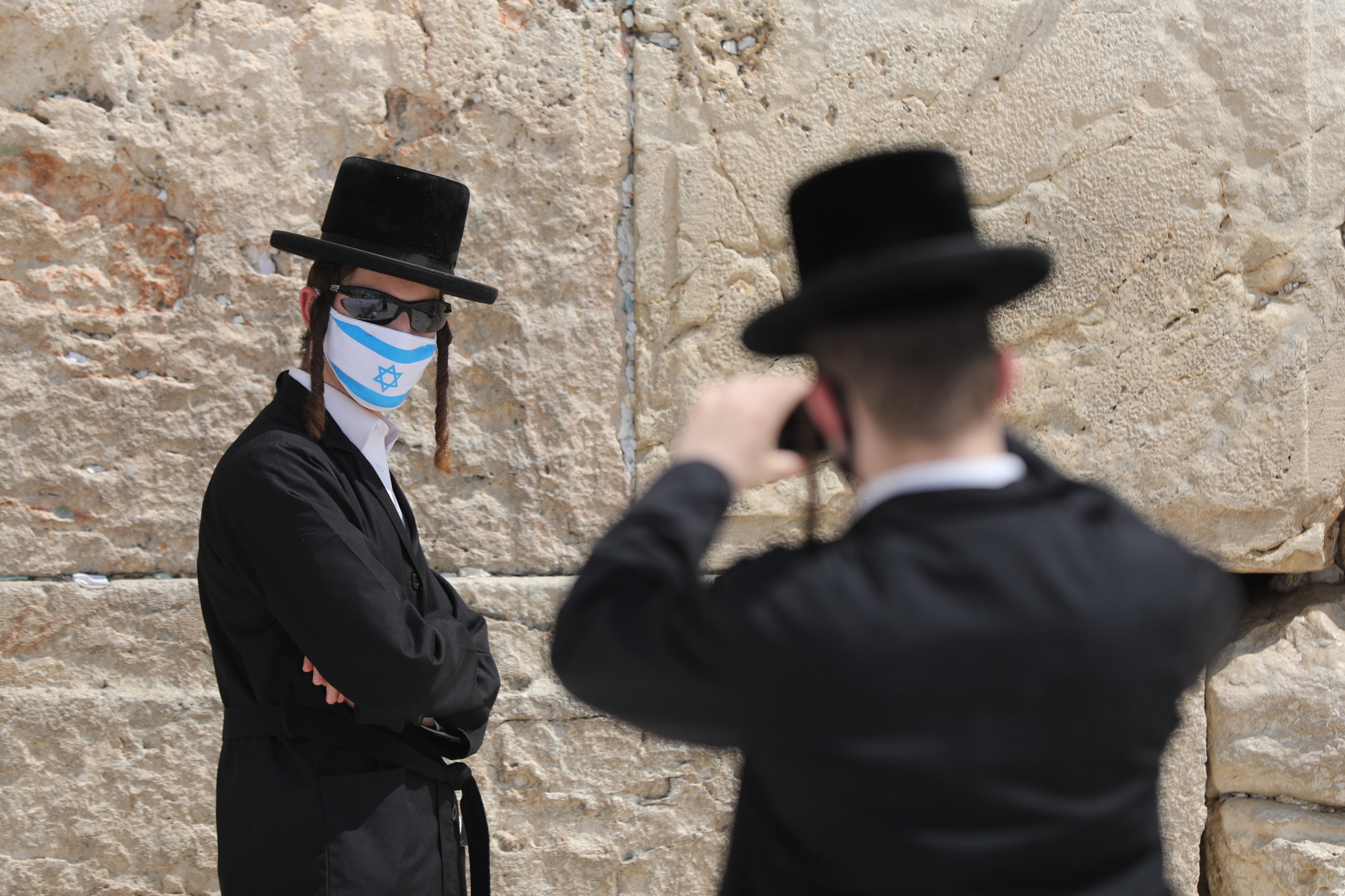 Hace días, Israel había celebrado el fin de la utilización de los barbijos o tapabocas. Frente a estos “minibrotes” la orden del Gobierno ha sido retomar su uso  obligatorio en interiores y exteriores, por el momento en Binyamina y Modiin-Makkabim-Reut