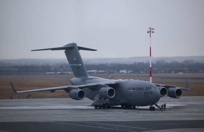 Un avión del ejército de Estados Unidos transportando soldados a su llegada al aeropuerto Rzeszow-Jasionka de Polonia (REUTERS/Kuba Stezycki)
