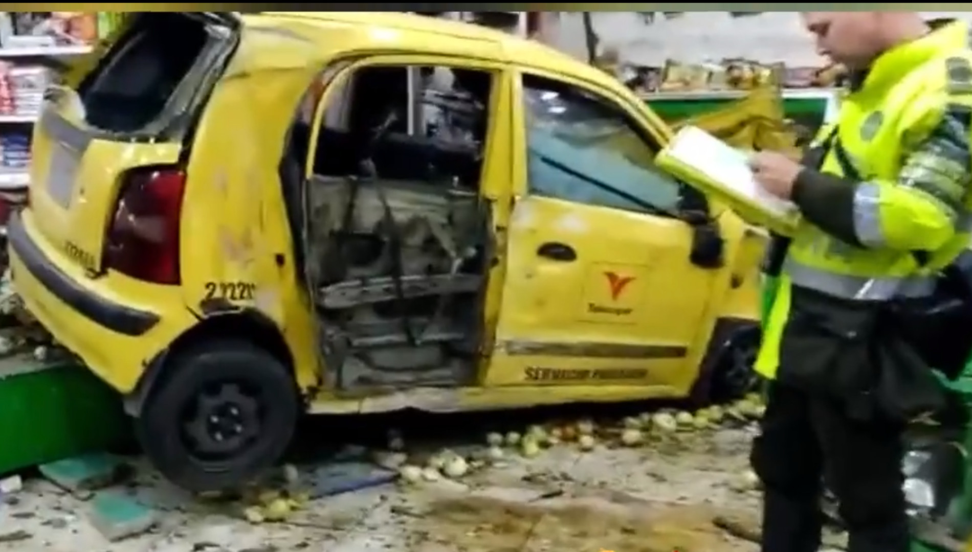 Video: taxi se accidentó y quedó incrustado dentro de un minimercado en el sur de Bogotá 