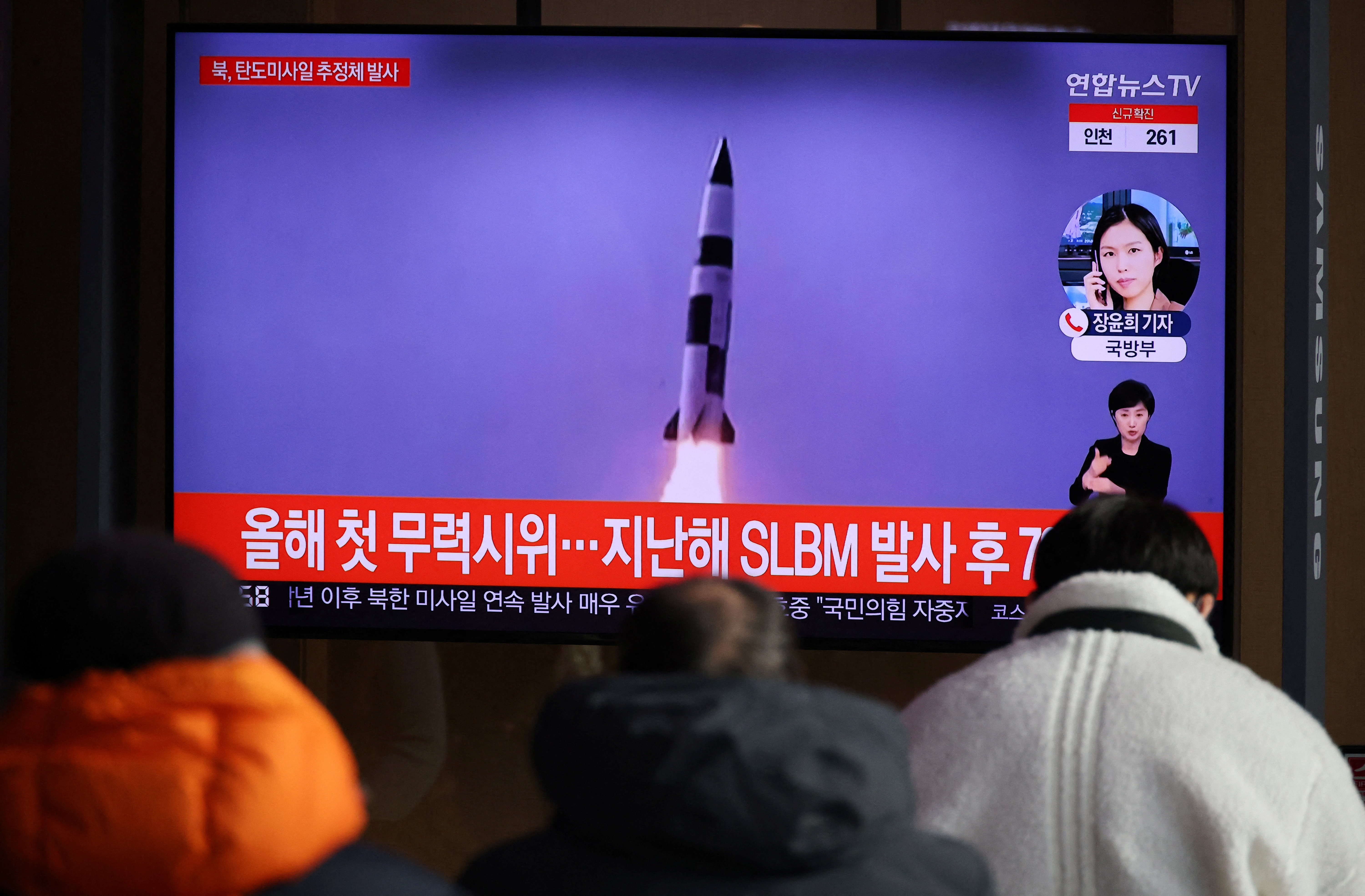 Personas observan un informe sobre el nuevo lanzamiento balistico norcoreano en Seúl (REUTERS/Kim Hong-Ji)