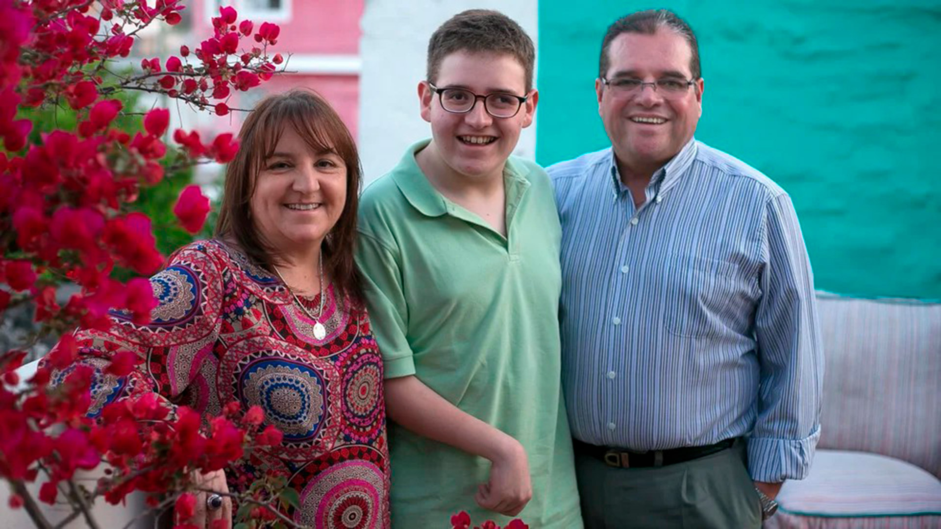 Nicolás Flores, con su madre Sandra y su padre Osvaldo. Gracias a su milagro Brochero fue beatificado. (AFP)