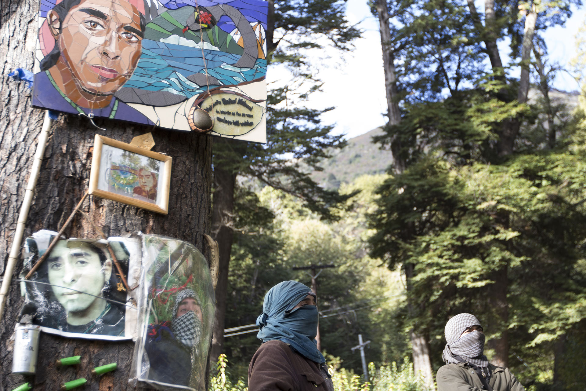 La comunidad mapuche Lafken Winkul Mapu. En el predio hay pancartas y afiches de Rafael Nahuel
