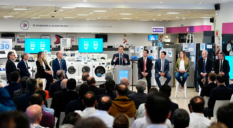 El ministro de Economía, Sergio Massa, en una de las sucursales de Frávega anunciando el lanzamiento del programa "Ahora 30"