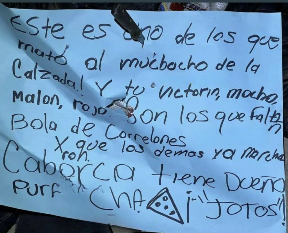 El texto estaba firmado por La Chapiza y estaba incrustado en la víctima 
(Foto: Twitter/@calvariae_locus)