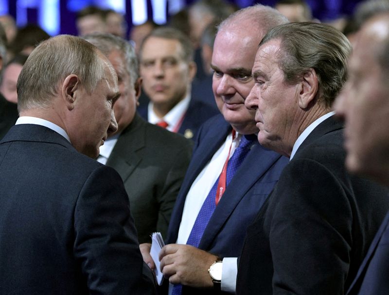 Der russische Präsident Wladimir Putin und der ehemalige deutsche Bundeskanzler Gerhard Schröder, Vorsitzender des Aktionärsausschusses der Nord Stream AG, während des Energieforums in Moskau (Sputnik/Alexei Nikolsky/Kreml via REUTERS)