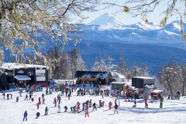 Un grupo de mapuches impide que se lleven a cabo obras clave en el cerro Chapelco antes del inicio de la temporada