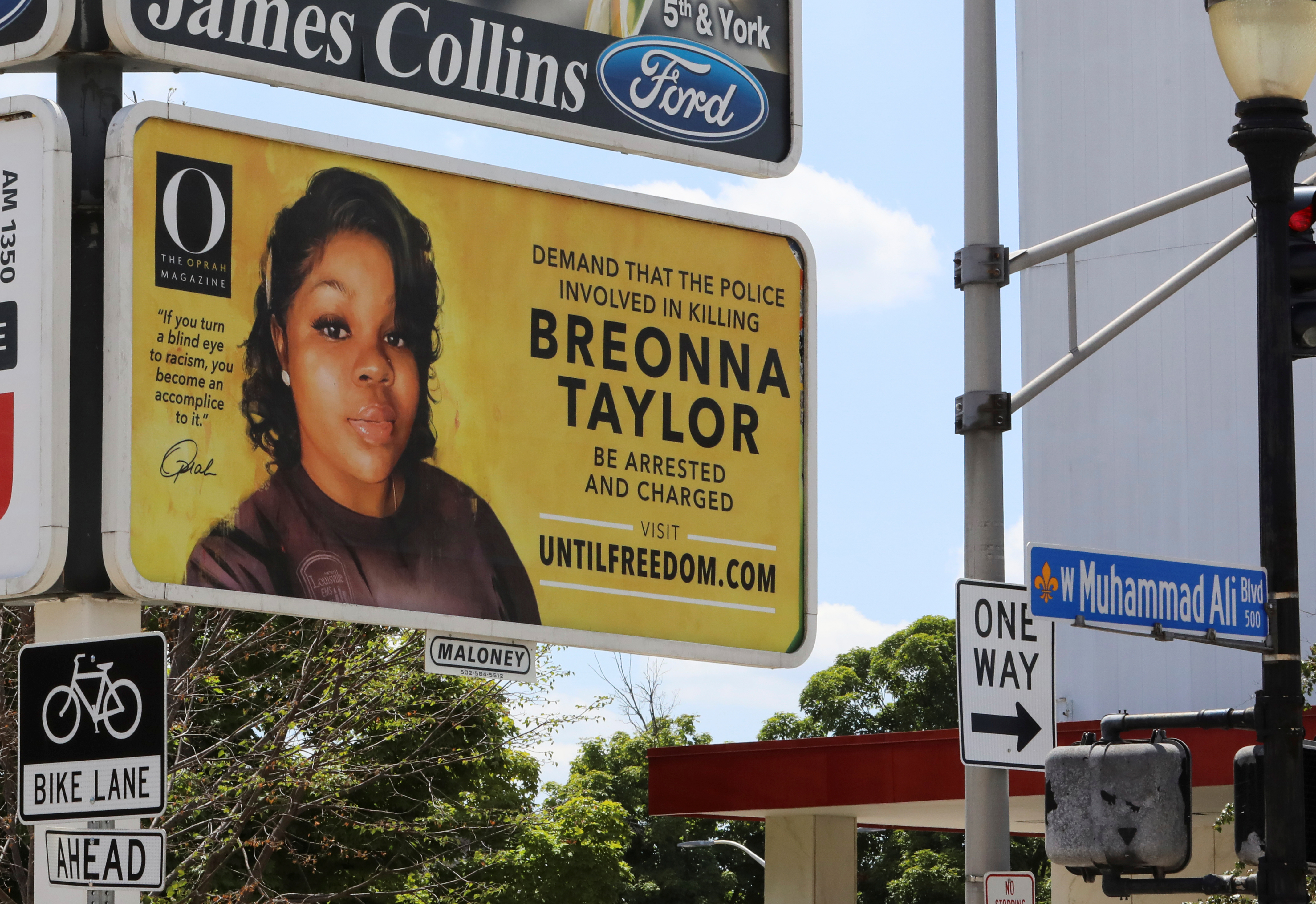 La salida del número especial de "O" se promociona con 26 grandes carteleras en la vía pública, una por cada año de la vida de Breonna Taylor, en Louisville, Kentucky. (REUTERS/John Sommers II)