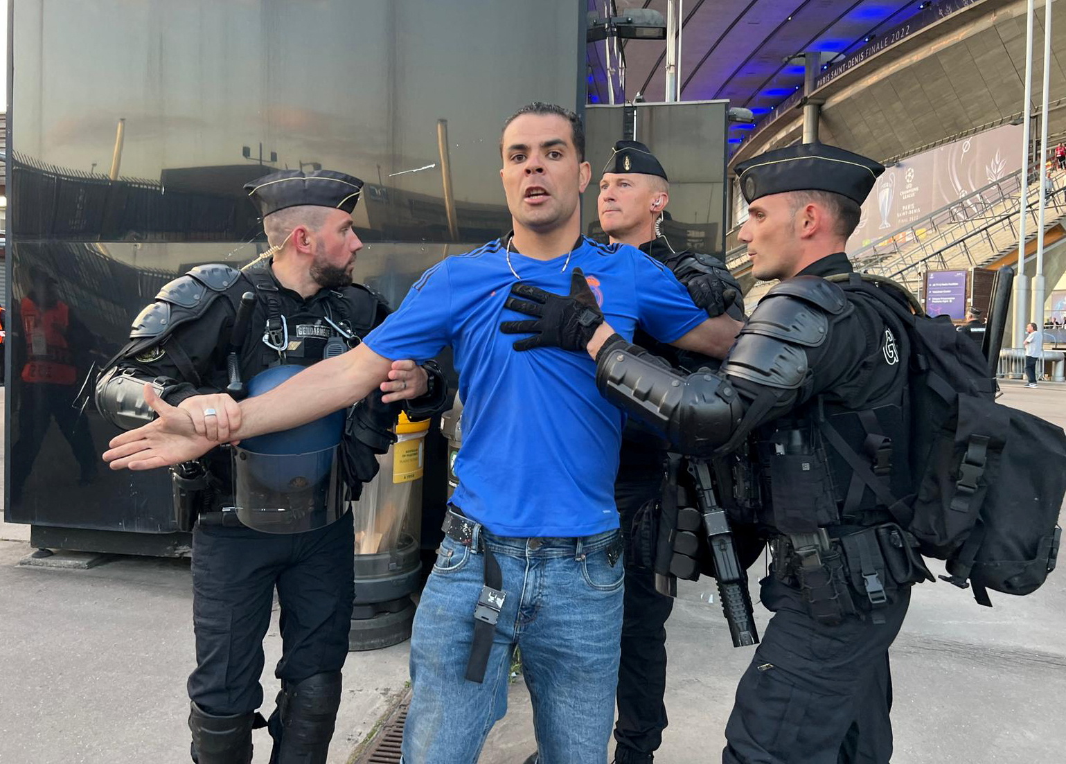 Un fanático del Real Madrid detenido por la Policía en los ingresos del Stade de France durante la final de la Champions League.