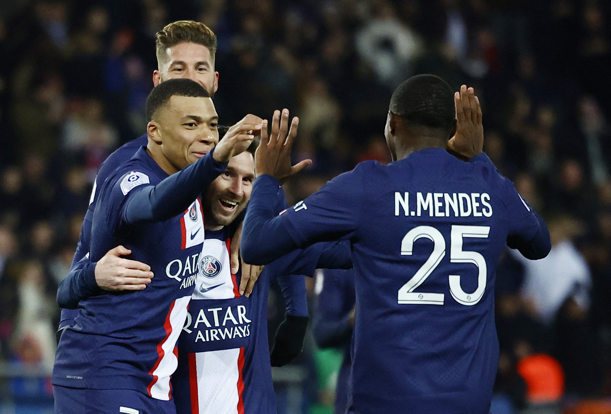 Mbappé y Messi, abrazados y unidos para llevar al PSG a la victoria frente a Nantes por la Ligue 1 (REUTERS/Sarah Meyssonnier)
