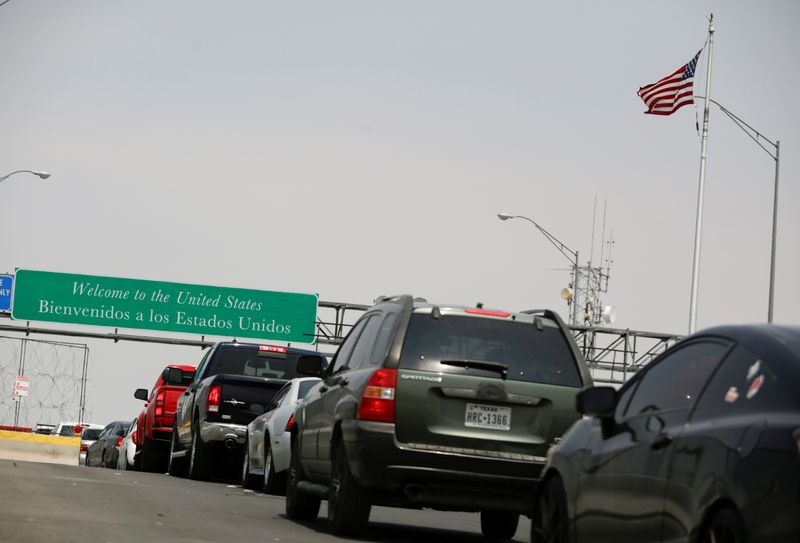 Autos hacen fila en el Puente Internacional Córdova en la frontera México-Estados Unidos para ingresar a El Paso, Texas (Foto: REUTERS/José Luis González)
