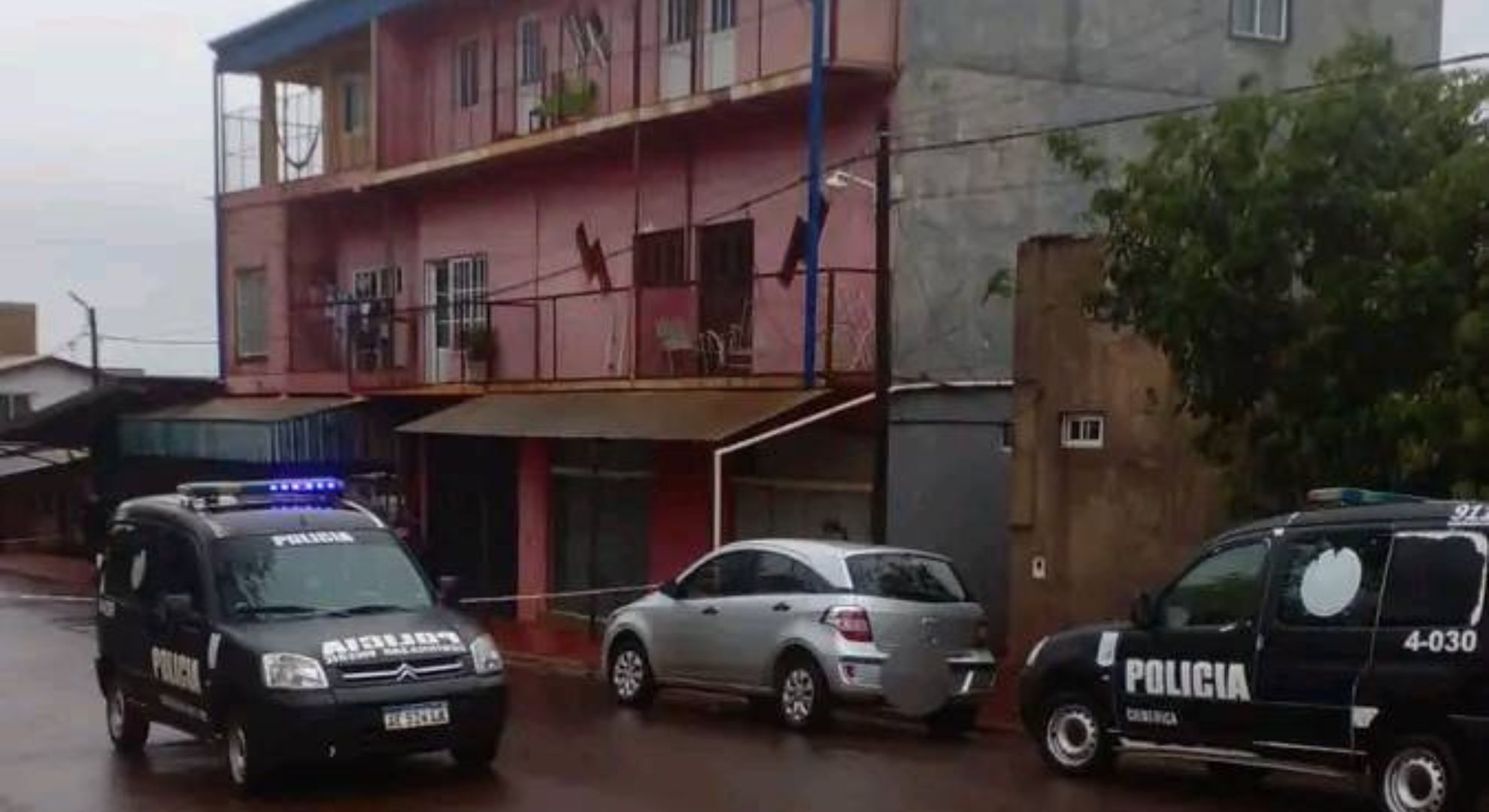 Horror en Misiones: obligó a su hijastro de 5 años a sentarse en un ladrillo caliente porque lo vio en un video