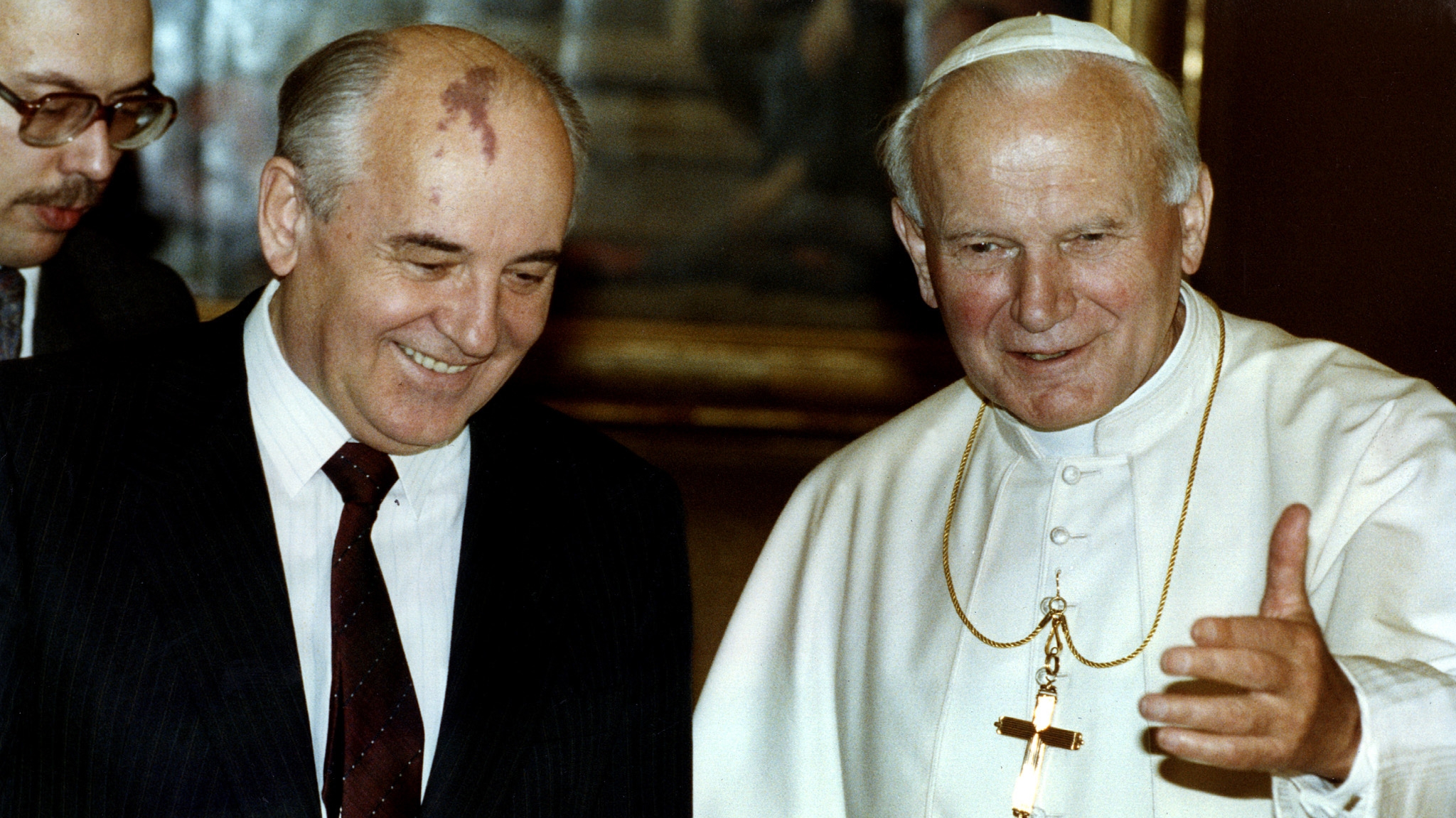 El papa Juan Pablo II recibe a Mikhail Gorbachov, ex jefe de estado de la Unión Soviética en El Vaticano. Noviembre de 1990. REUTERS/Luciano
Mellace 