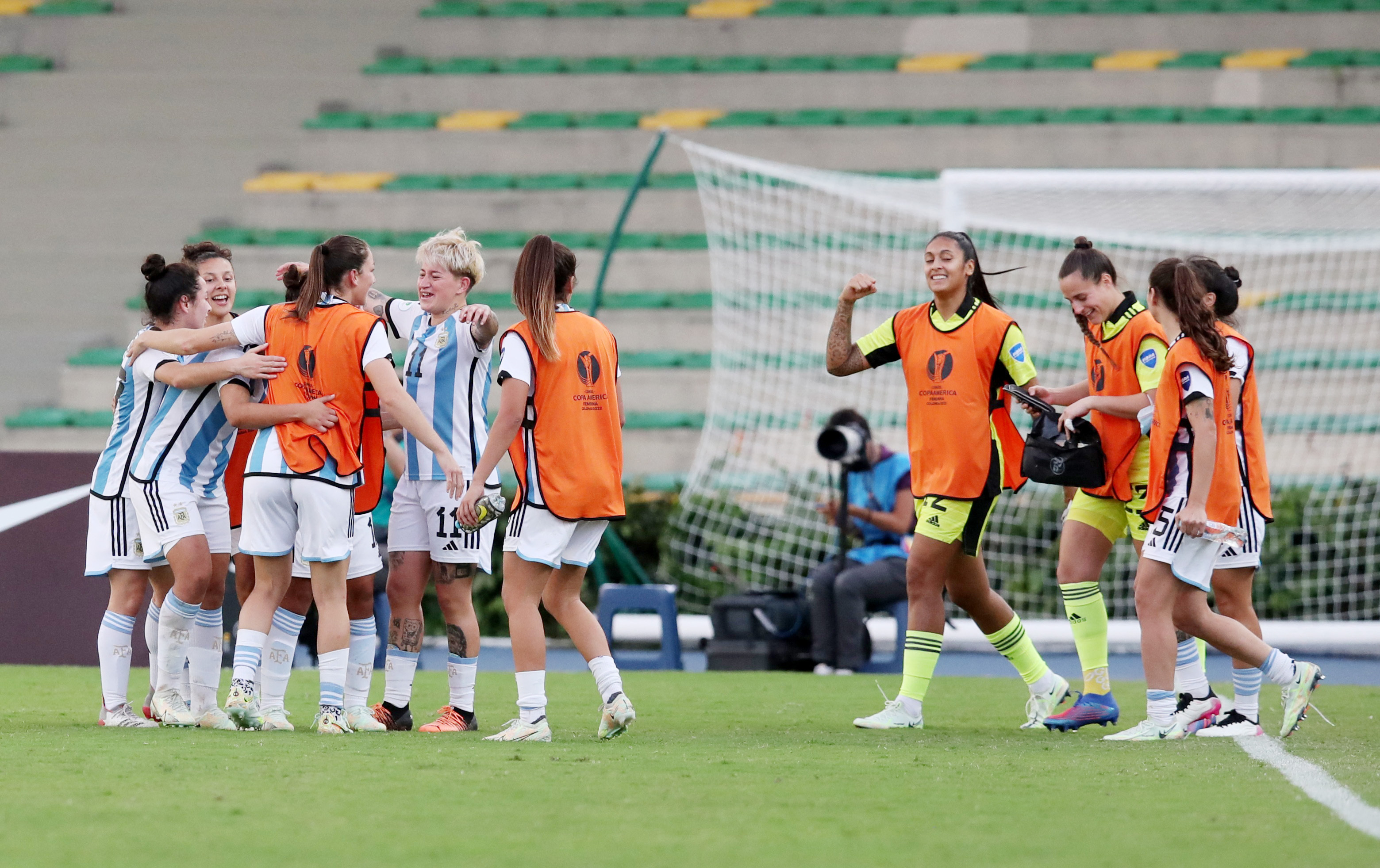 Argentina feirer etter 5-0 til Uruguay (REUTERS / Amanda Perobelli).