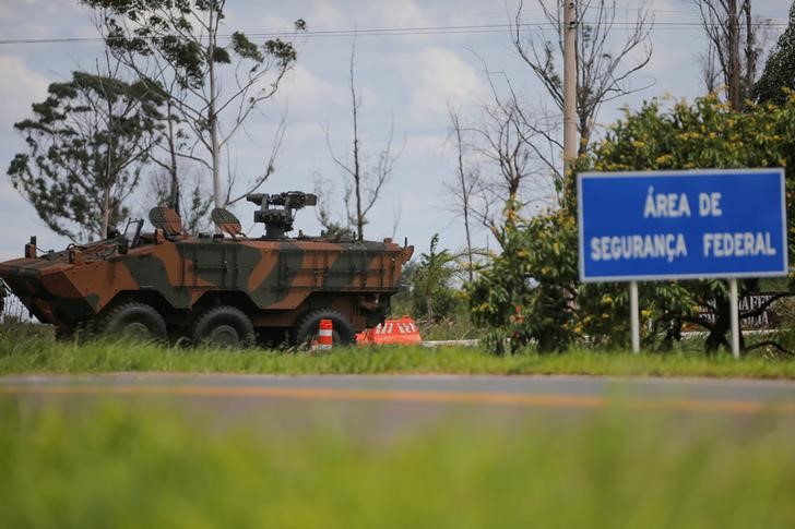 Foto de archivo ilustrativa de un vehículo blindado del ejército de Brasil fuera de una cárcel de máxima seguridad en Brasilia. 
Dic 20, 2019. REUTERS/Adriano Machado
